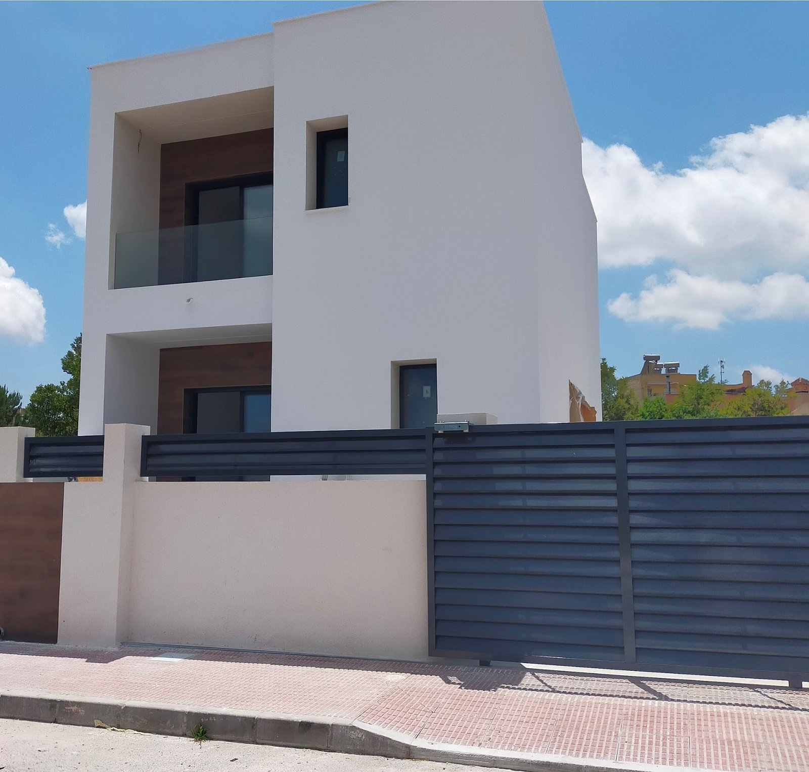 Moderne Villa mit 3 Schlafzimmern, 3 Bädern, privatem Pool und Stellplatz
