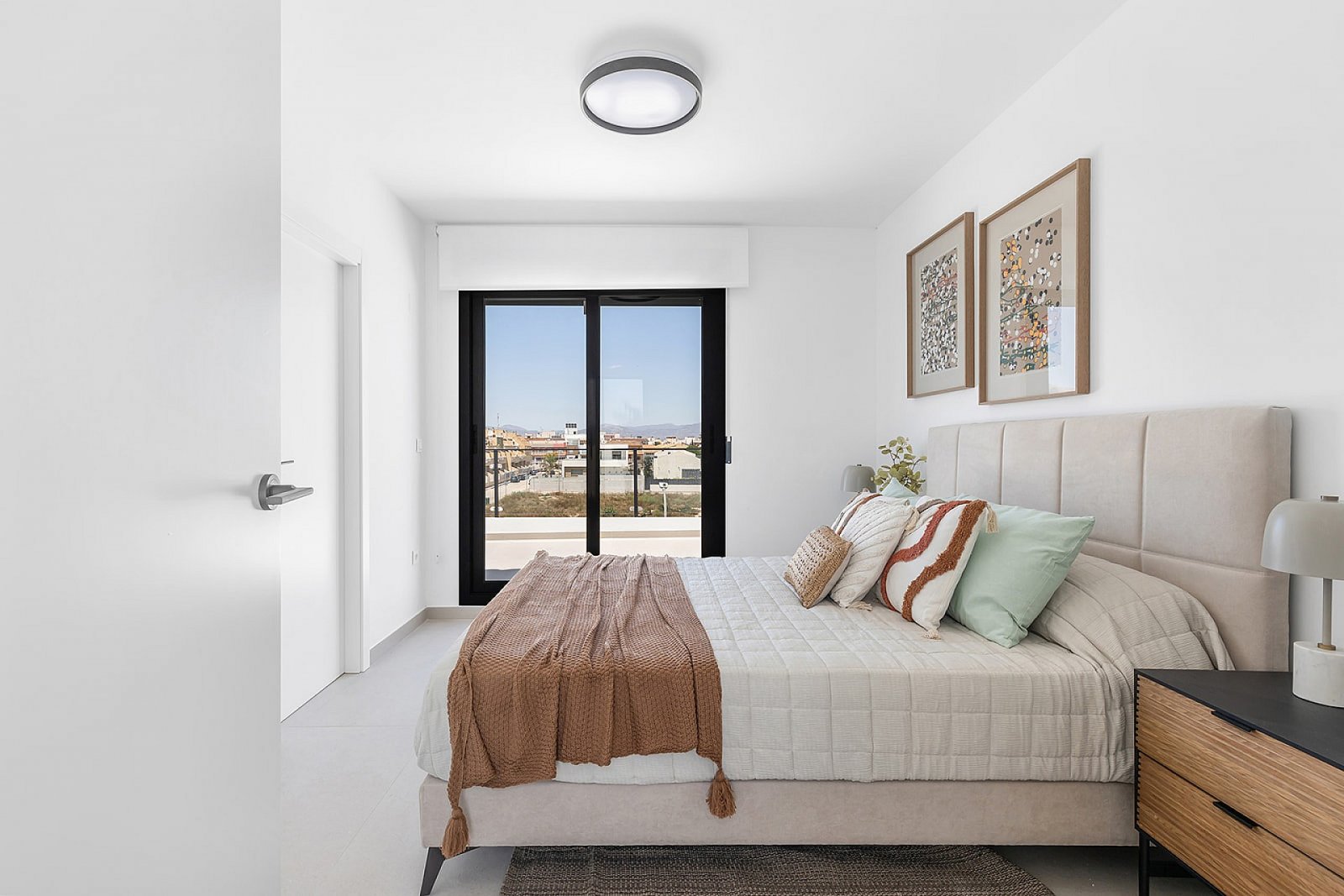 Moderne Reihenvilla mit 4 Schlafzimmern, Gemeinschaftspool & Tiefgarage