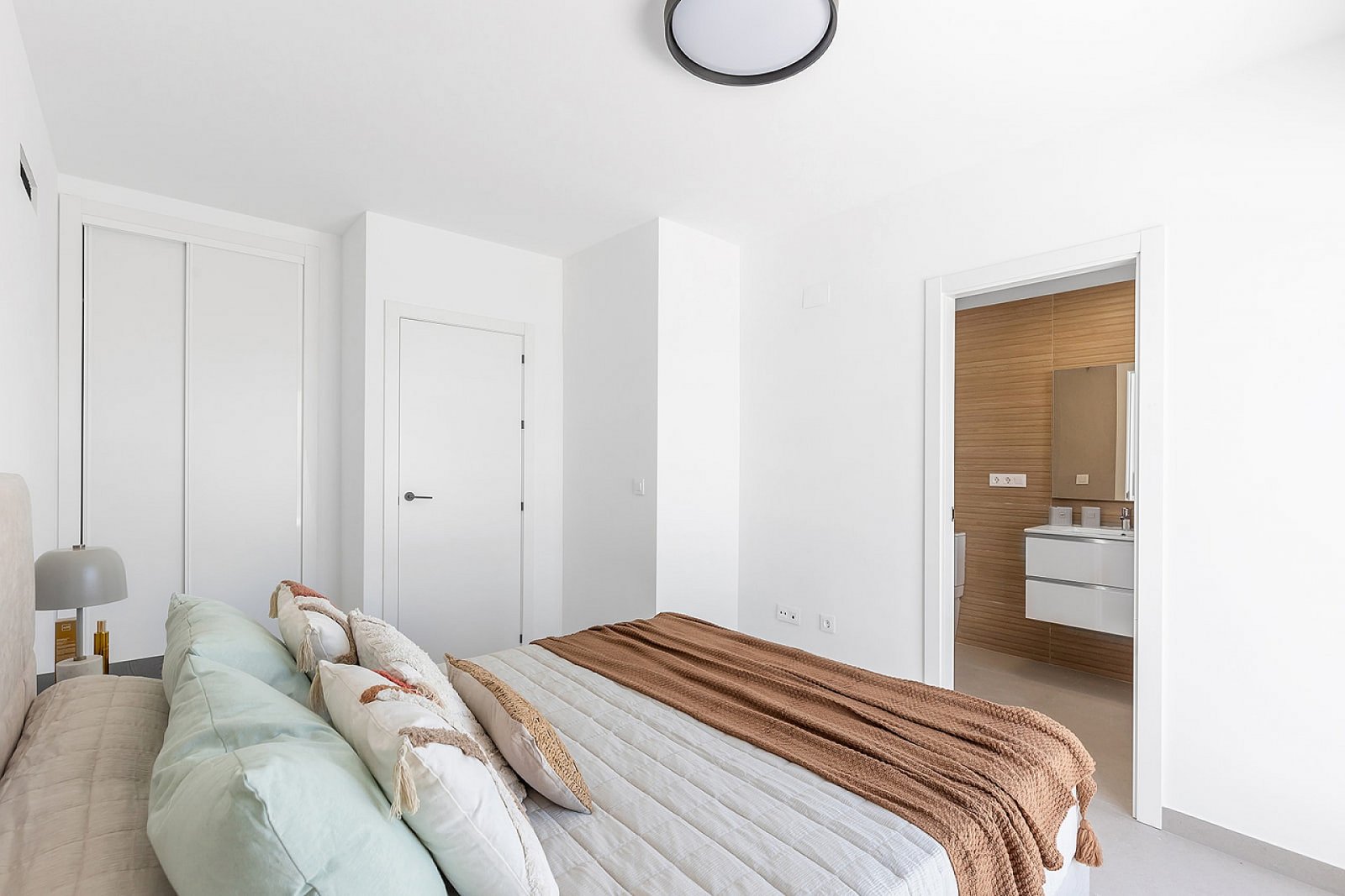 Moderne Reihenvilla mit 4 Schlafzimmern, Gemeinschaftspool & Tiefgarage