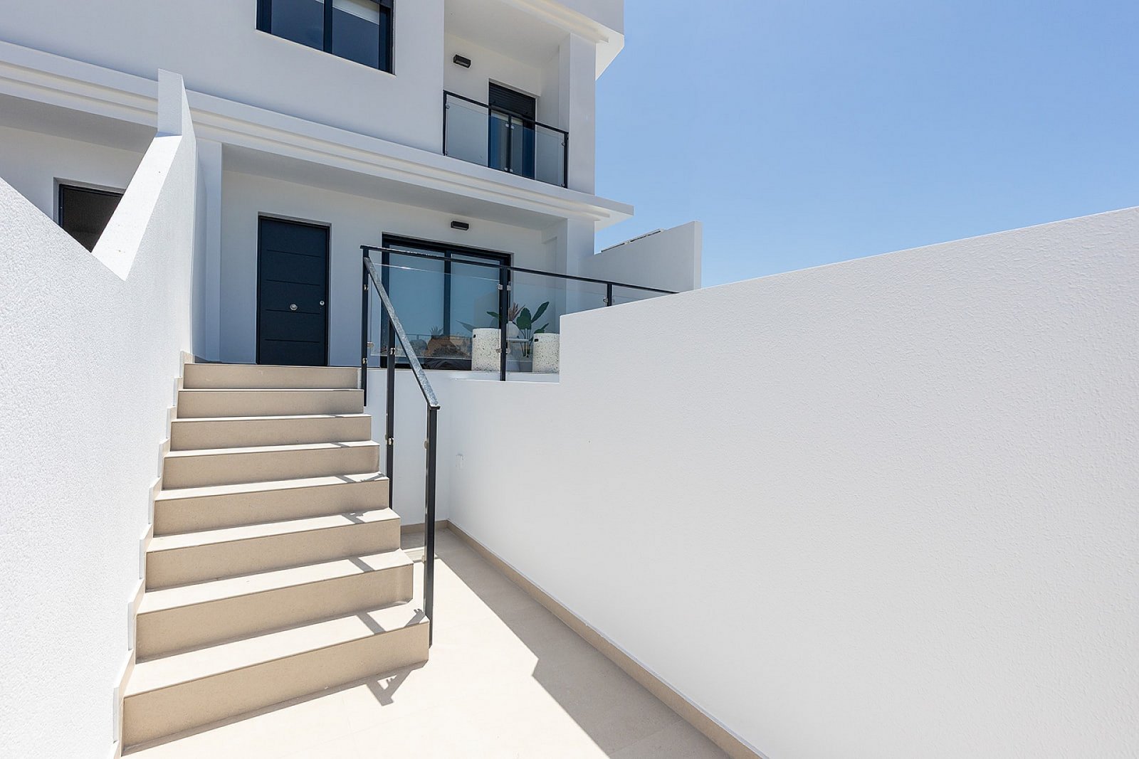 Moderne Reihenvilla mit 4 Schlafzimmern, Gemeinschaftspool & Tiefgarage