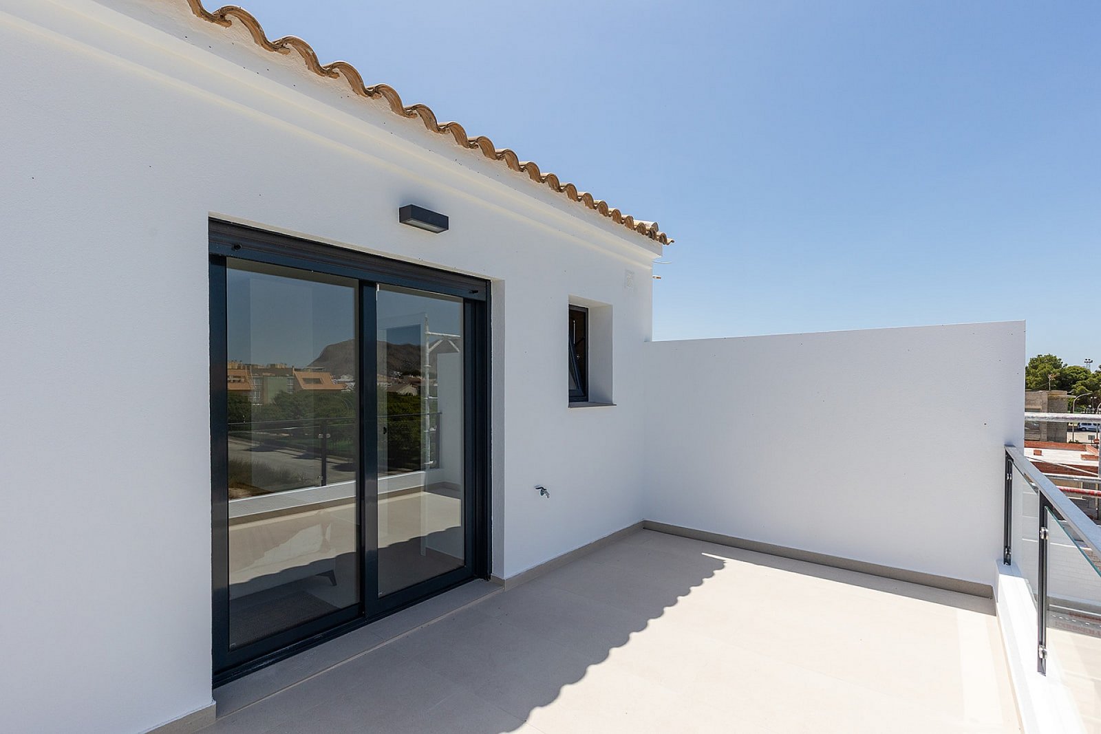 Moderne Reihenvilla mit 4 Schlafzimmern, Gemeinschaftspool & Tiefgarage