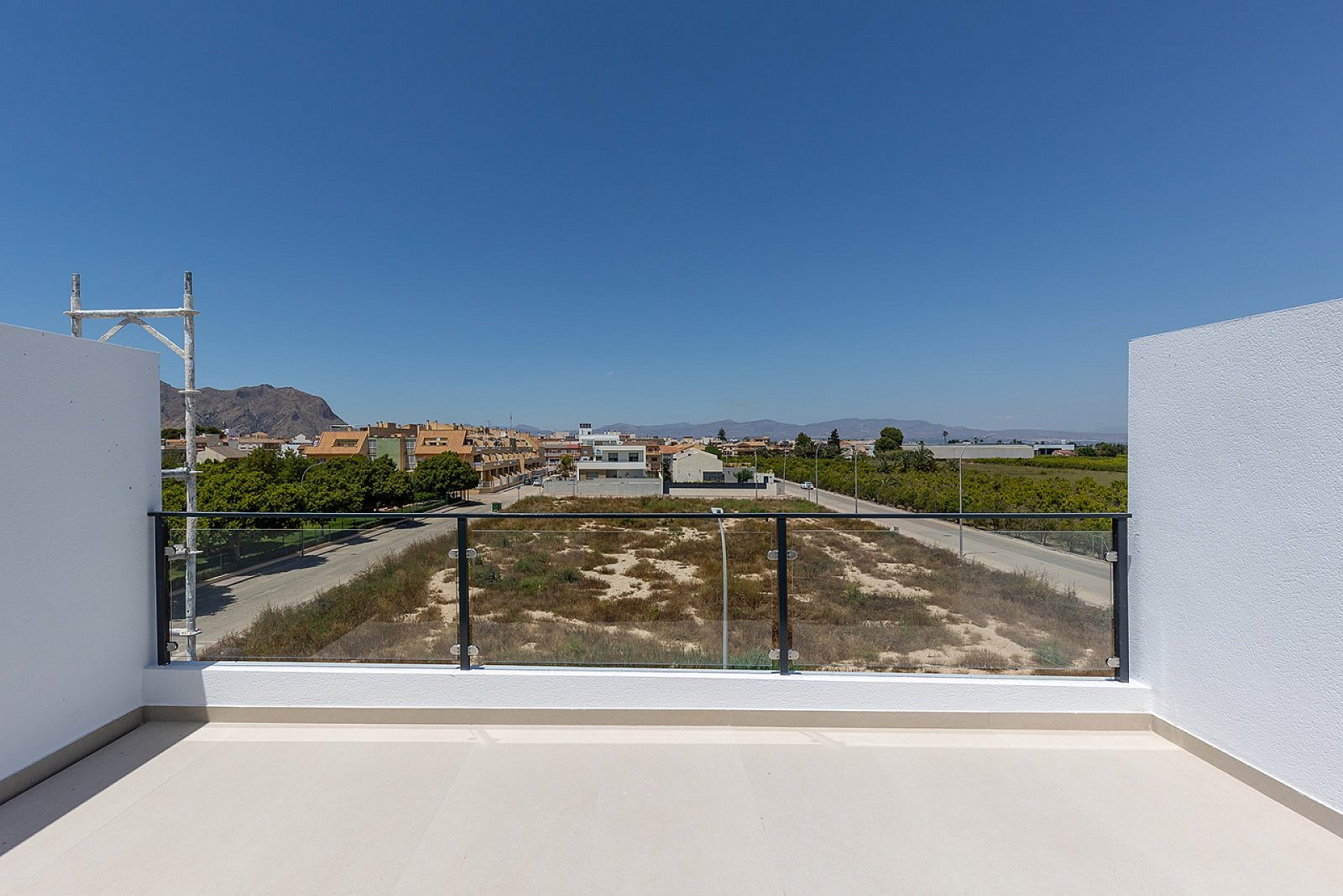 Moderne Reihenvilla mit 4 Schlafzimmern, Gemeinschaftspool & Tiefgarage