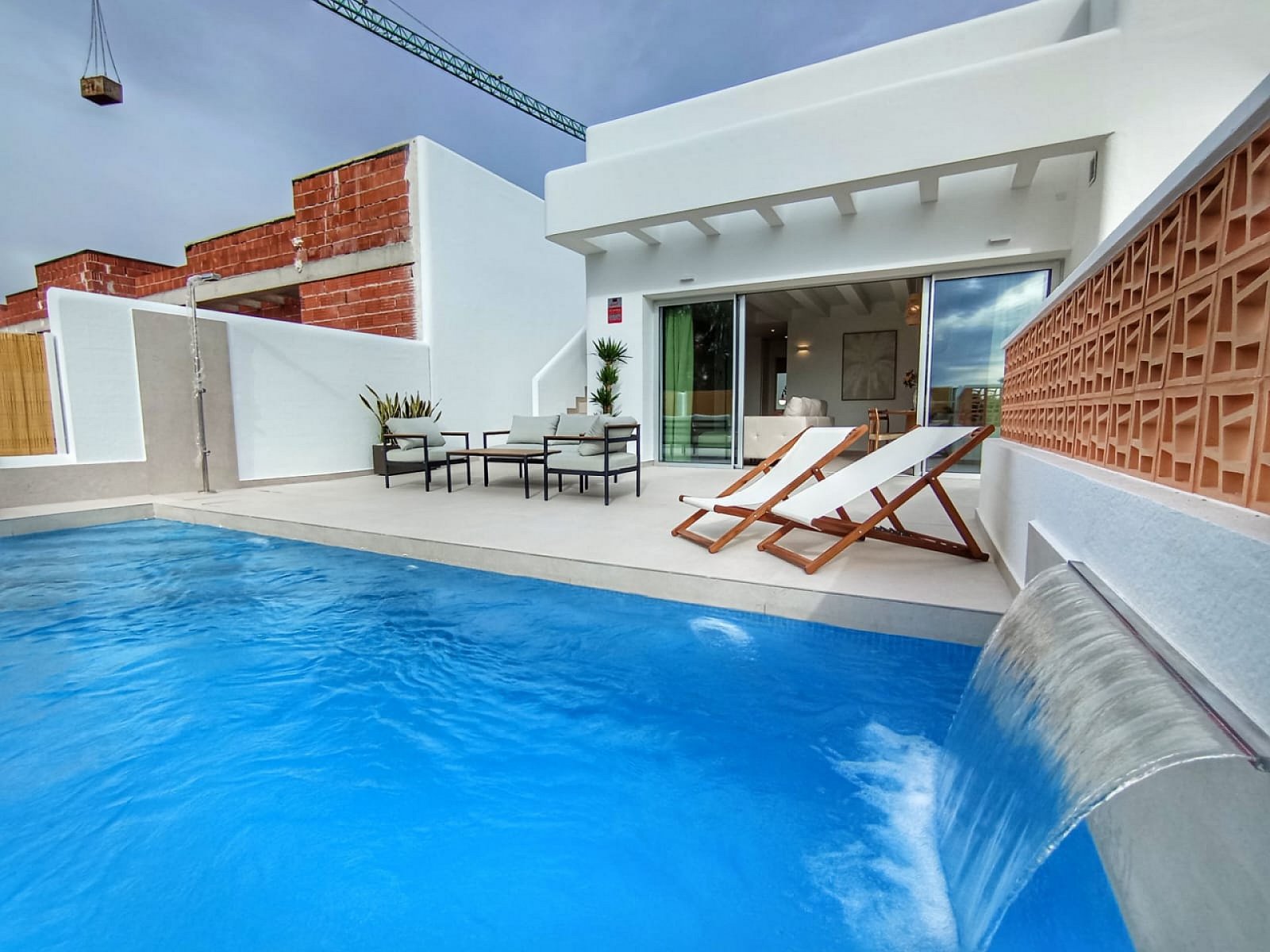 Moderne Villa mit Keller, Pool und Parkplatz