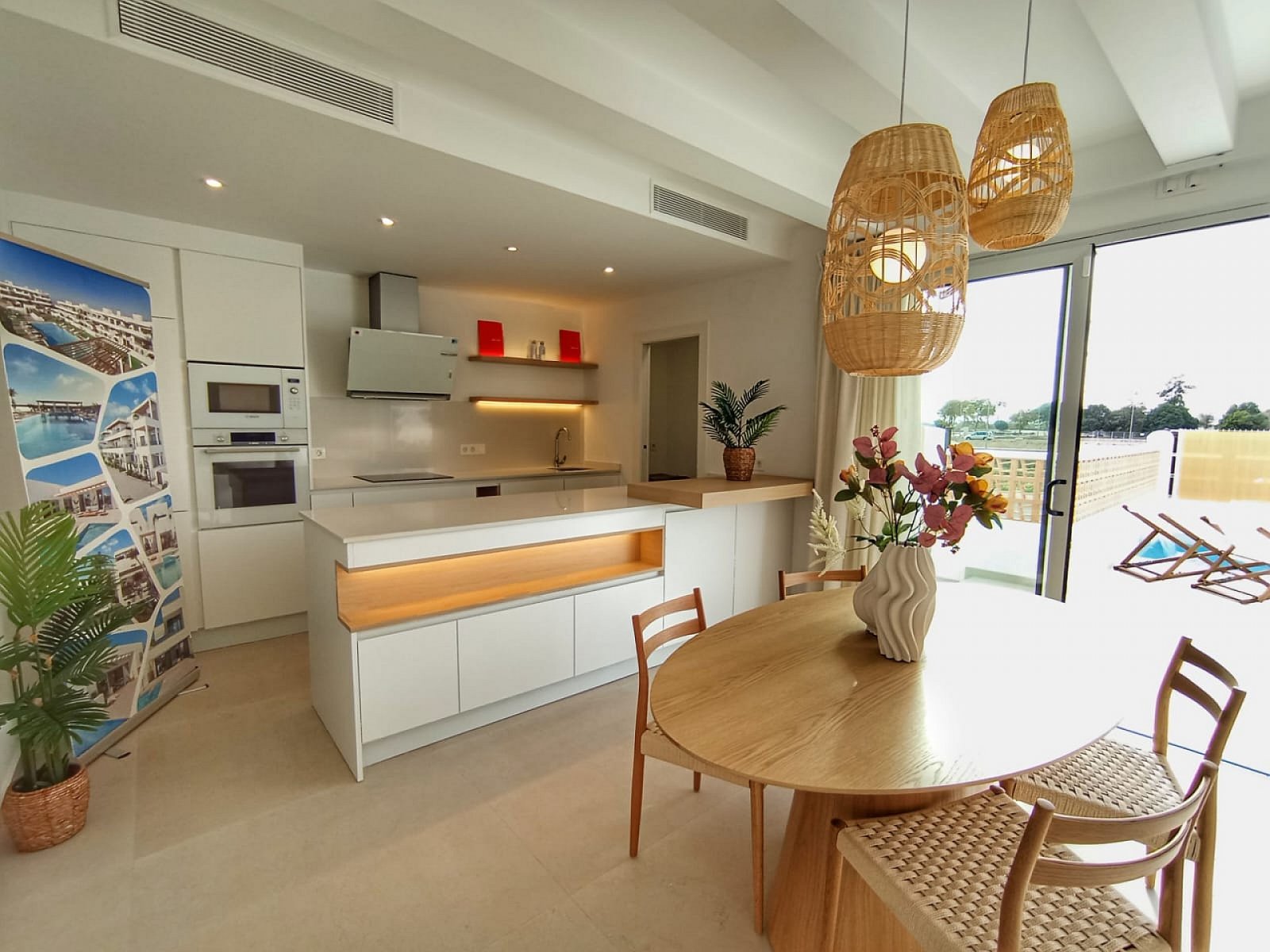 Moderne Villa mit Keller, Pool und Parkplatz