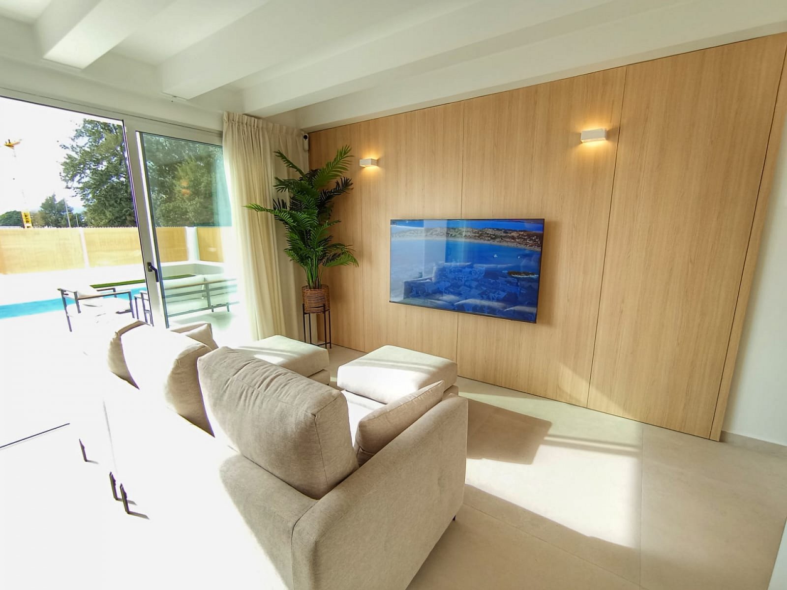 Moderne Villa mit Keller, Pool und Parkplatz