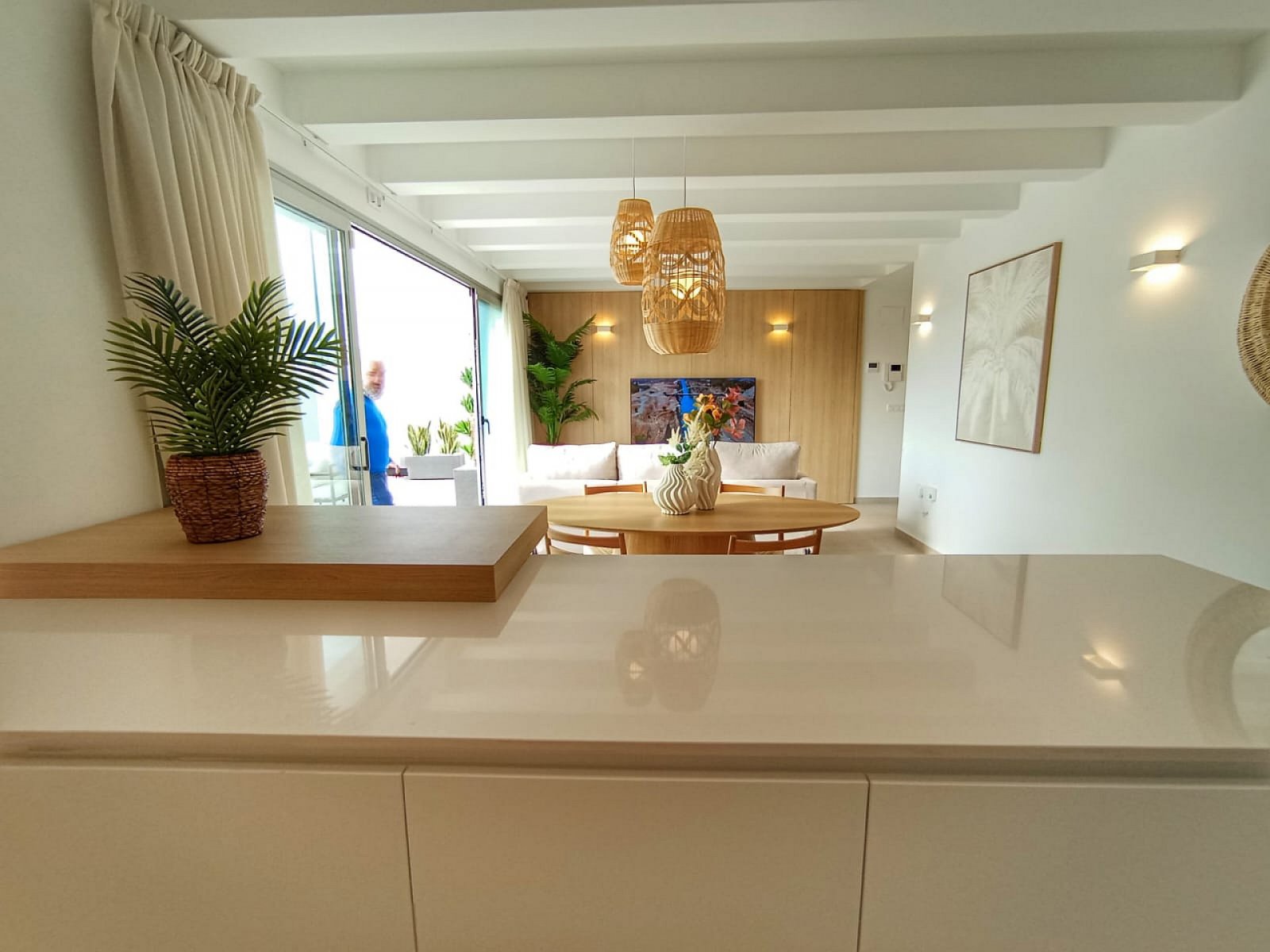 Moderne Villa mit Keller, Pool und Parkplatz