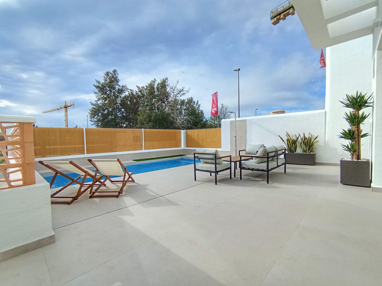 Moderne Villa mit Keller, Pool und Parkplatz