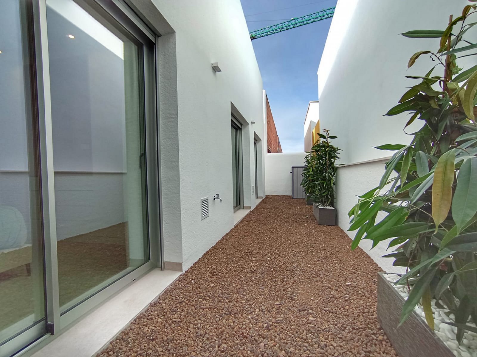 Moderne Villa mit Keller, Pool und Parkplatz
