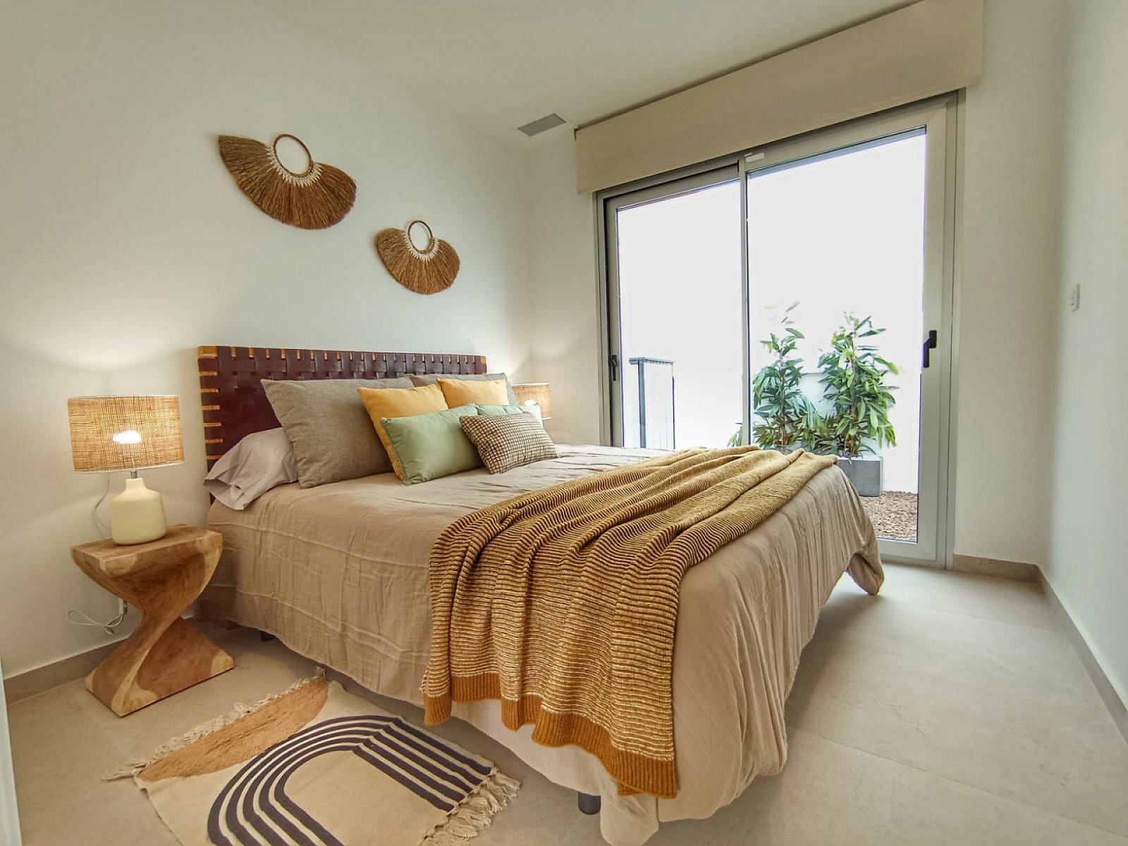 Moderne Villa mit Keller, Pool und Parkplatz