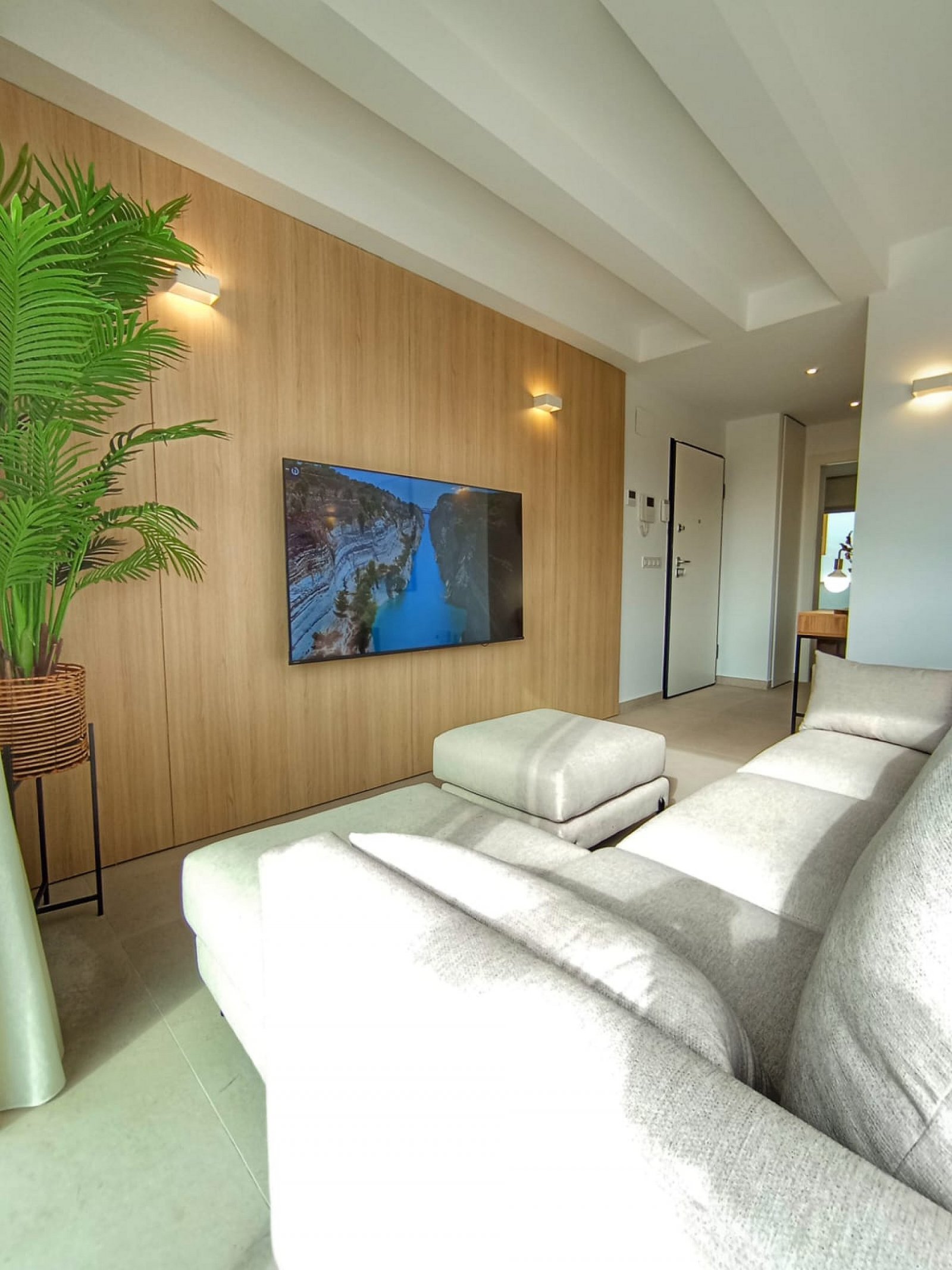 Moderne Villa mit Keller, Pool und Parkplatz