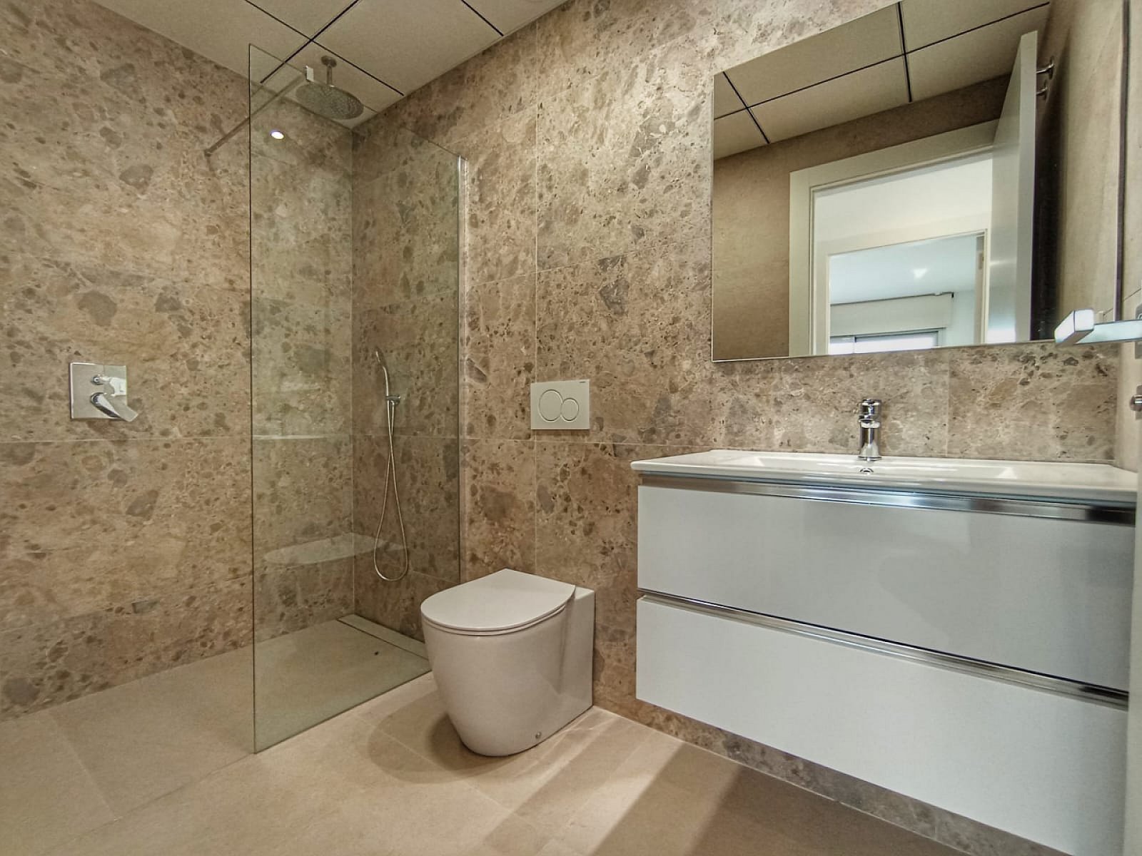 Moderne Villa mit Keller, Pool und Parkplatz