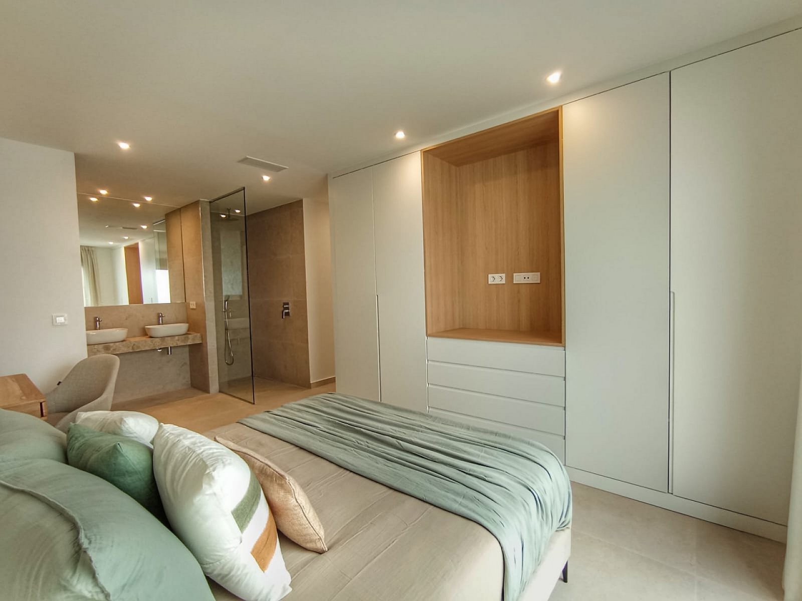 Moderne Villa mit Keller, Pool und Parkplatz