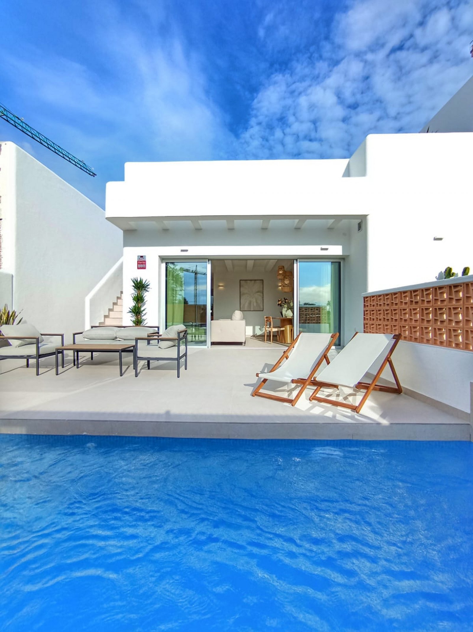 Moderne Villa mit Keller, Pool und Parkplatz