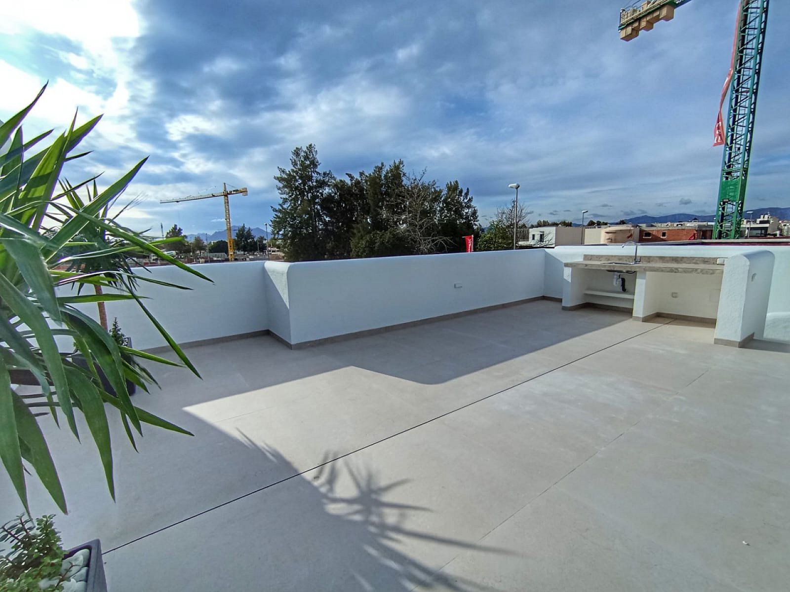 Moderne Villa mit Keller, Pool und Parkplatz