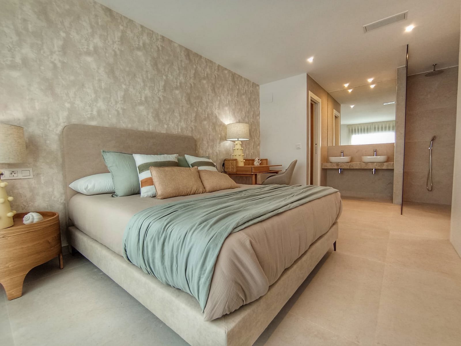 Moderne Villa mit Keller, Pool und Parkplatz