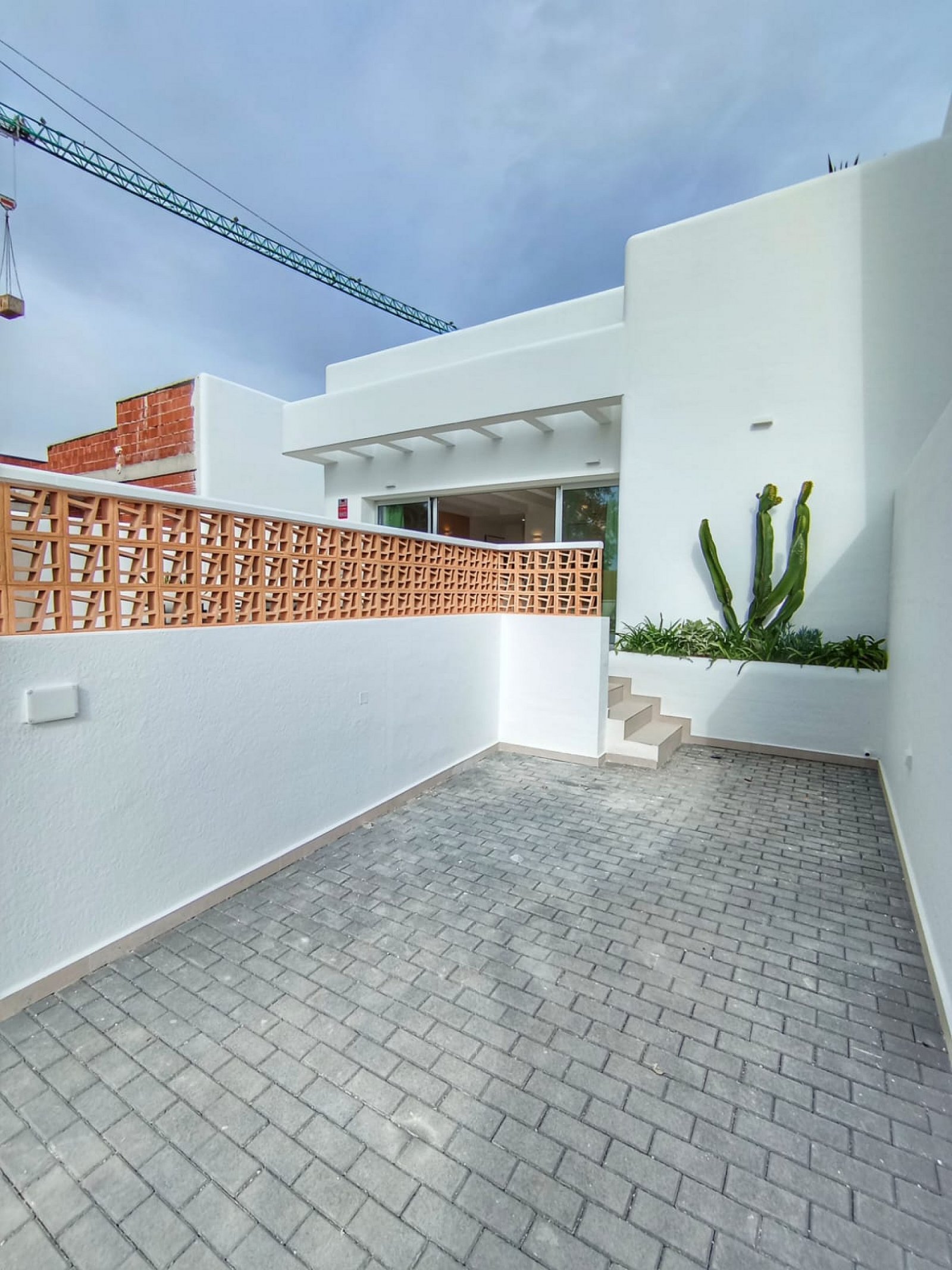 Moderne Villa mit Keller, Pool und Parkplatz