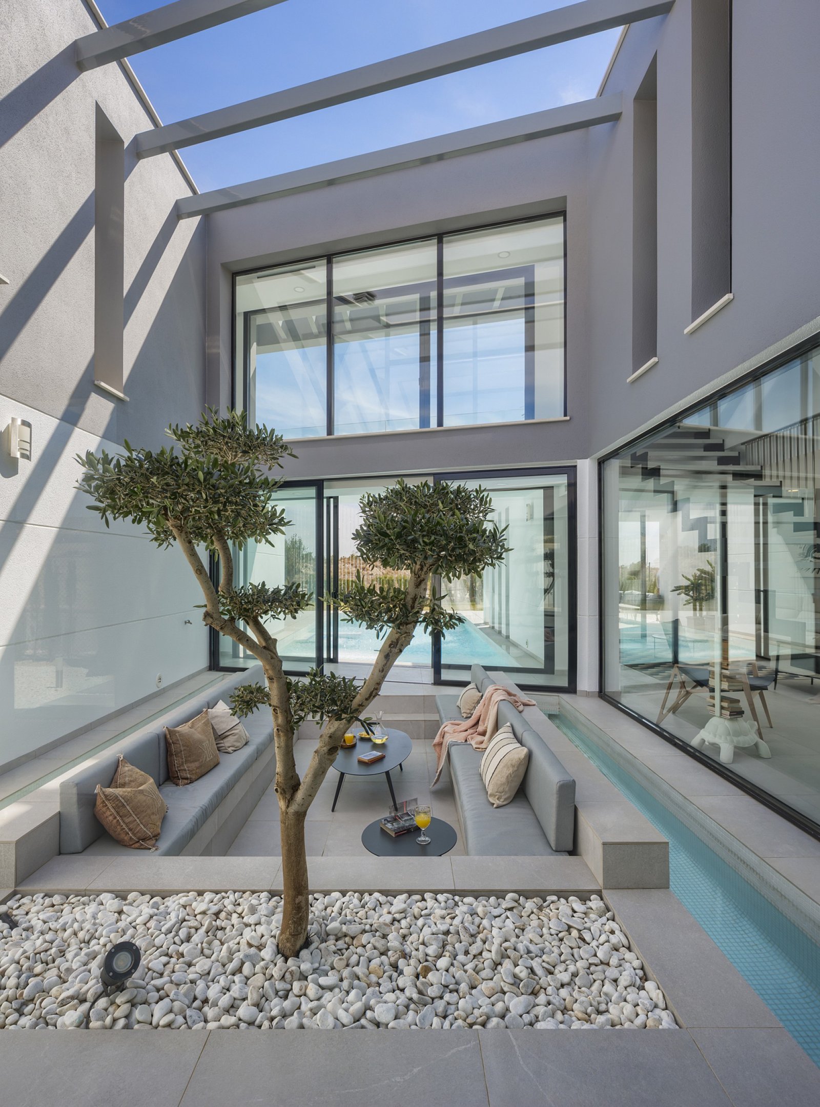 Luxuriöse 4-Schlafzimmer-Villa mit Pool und Privatgarage