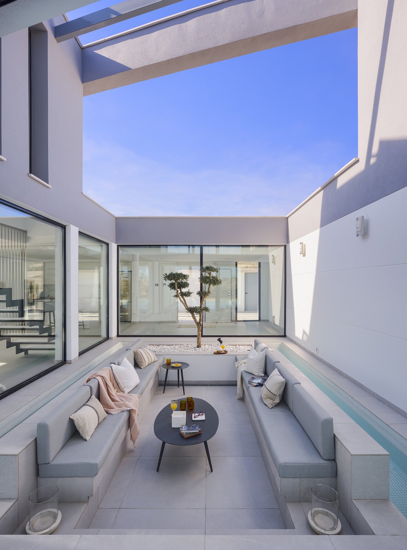 Luxuriöse 4-Schlafzimmer-Villa mit Pool und Privatgarage