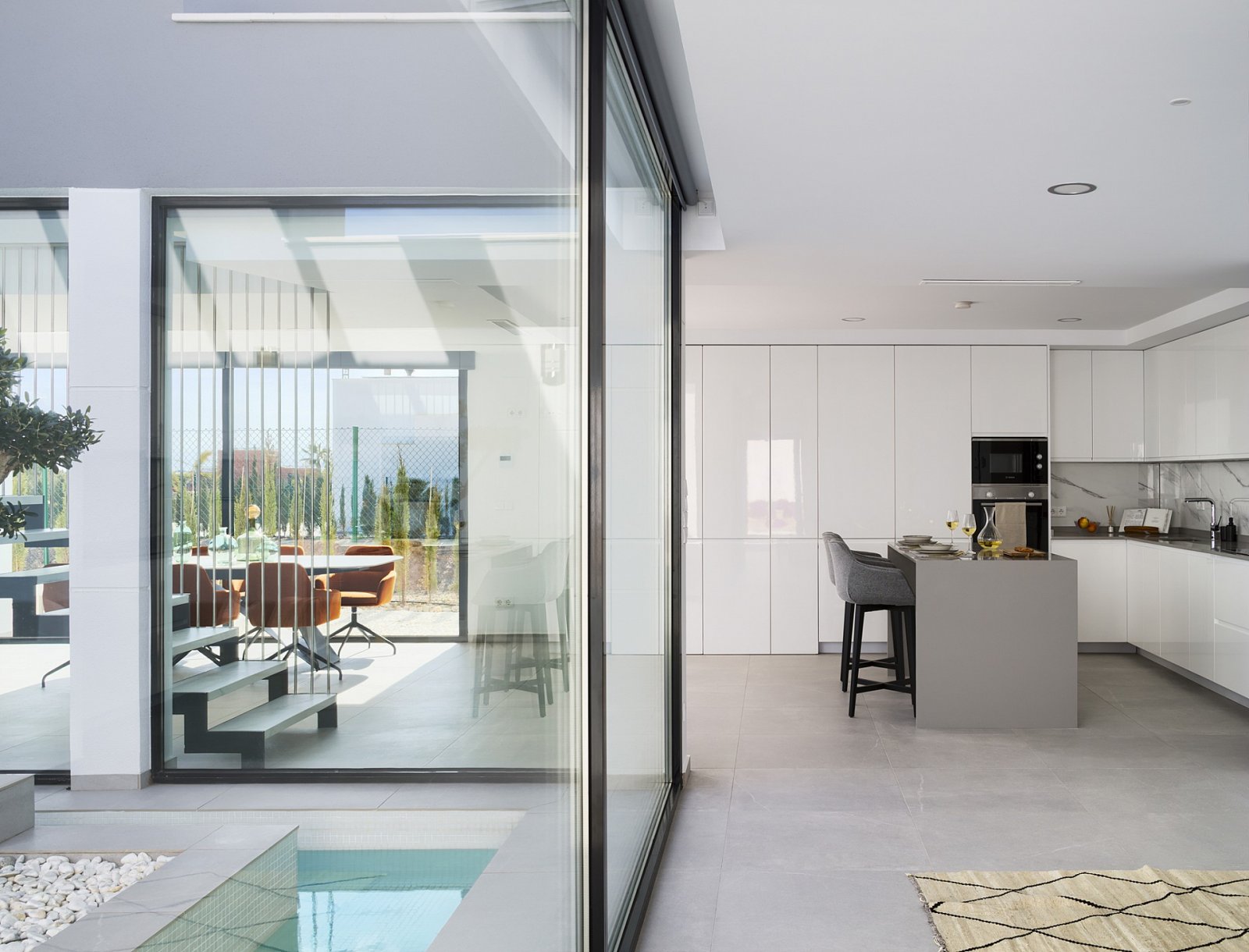 Luxuriöse 4-Schlafzimmer-Villa mit Pool und Privatgarage