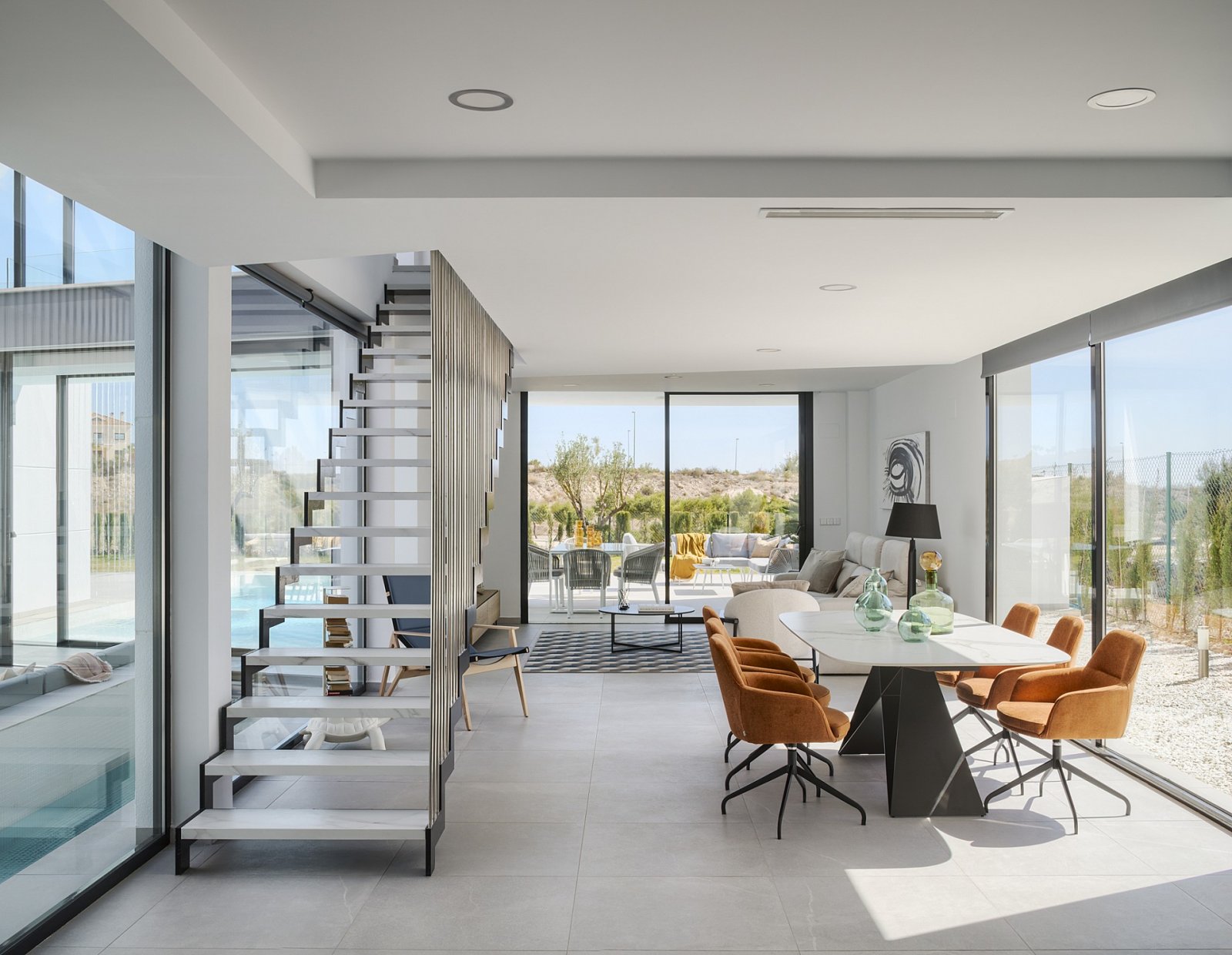 Luxuriöse 4-Schlafzimmer-Villa mit Pool und Privatgarage