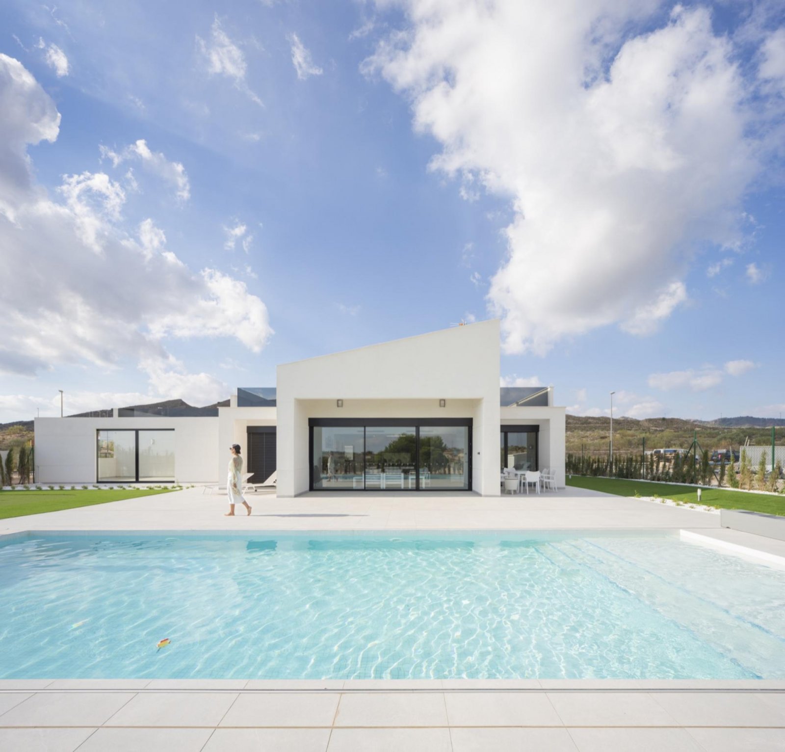 Elegante 4-Zimmer-Villa mit Pool, Garage und minimalistischer Architektur