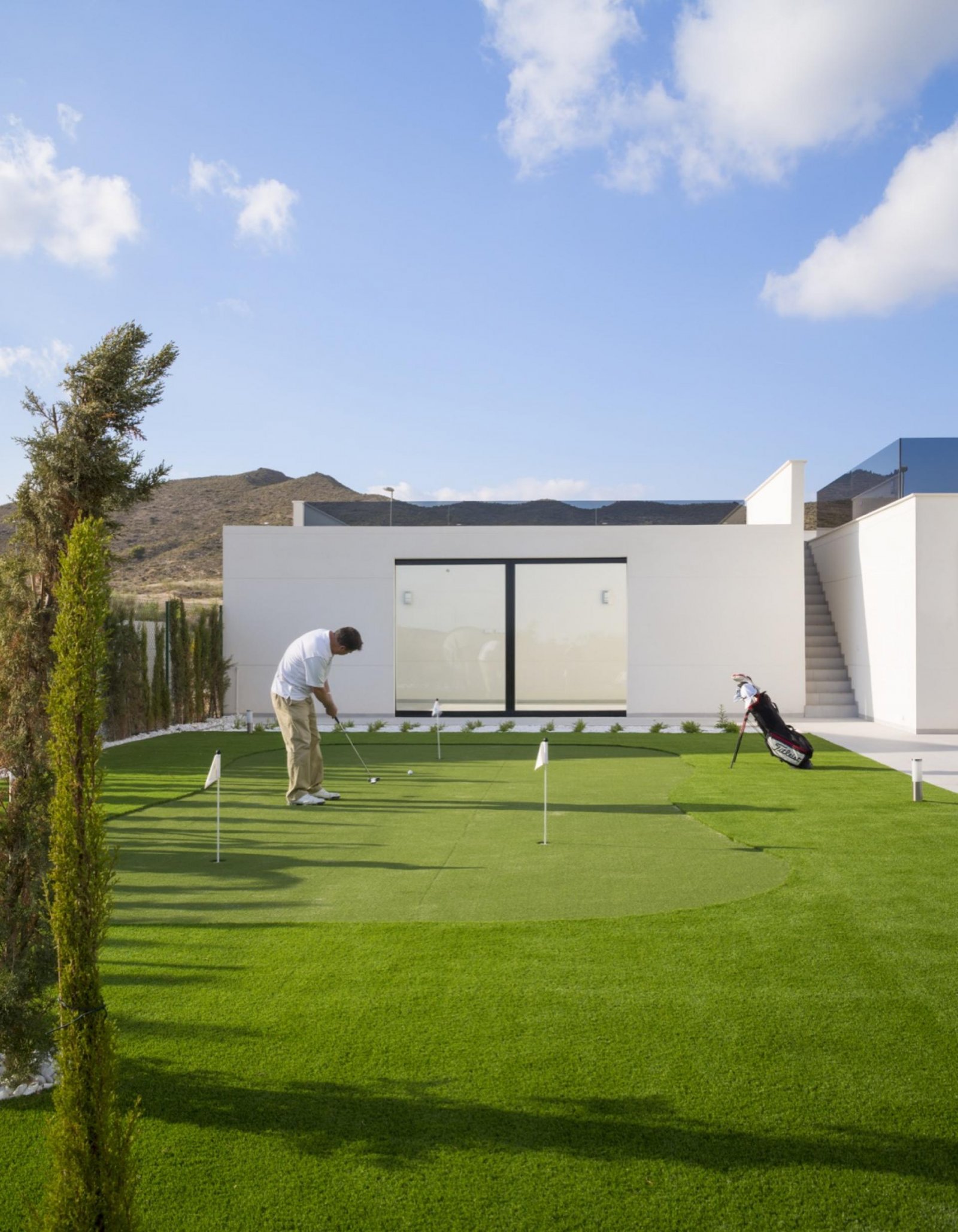 Elegante 4-Zimmer-Villa mit Pool, Garage und minimalistischer Architektur