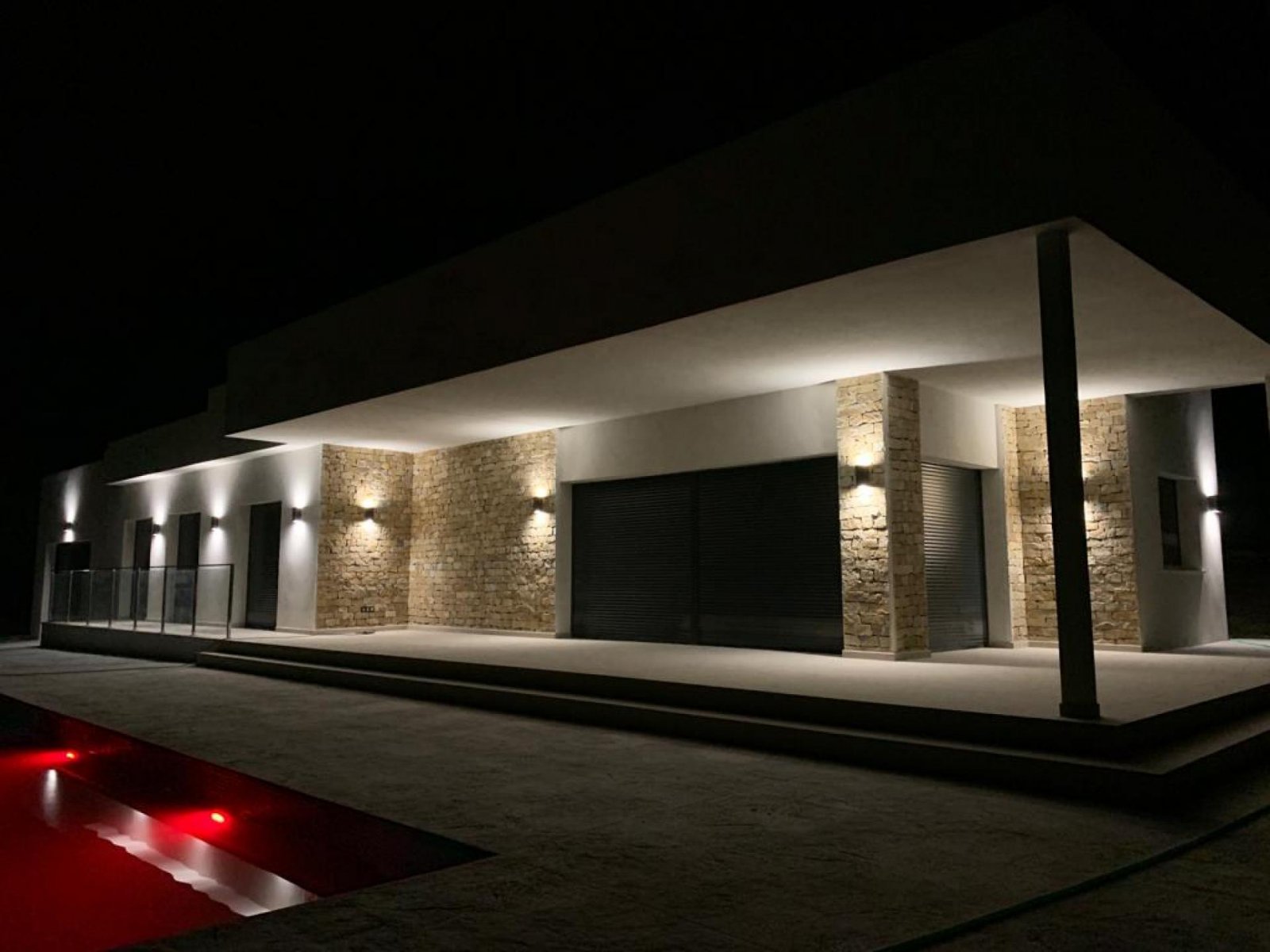 Moderne Villa mit Infinity-Pool und Garage