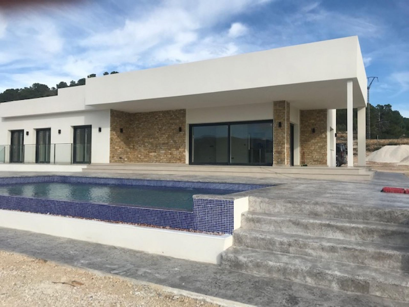 Moderne Villa mit Infinity-Pool und Garage