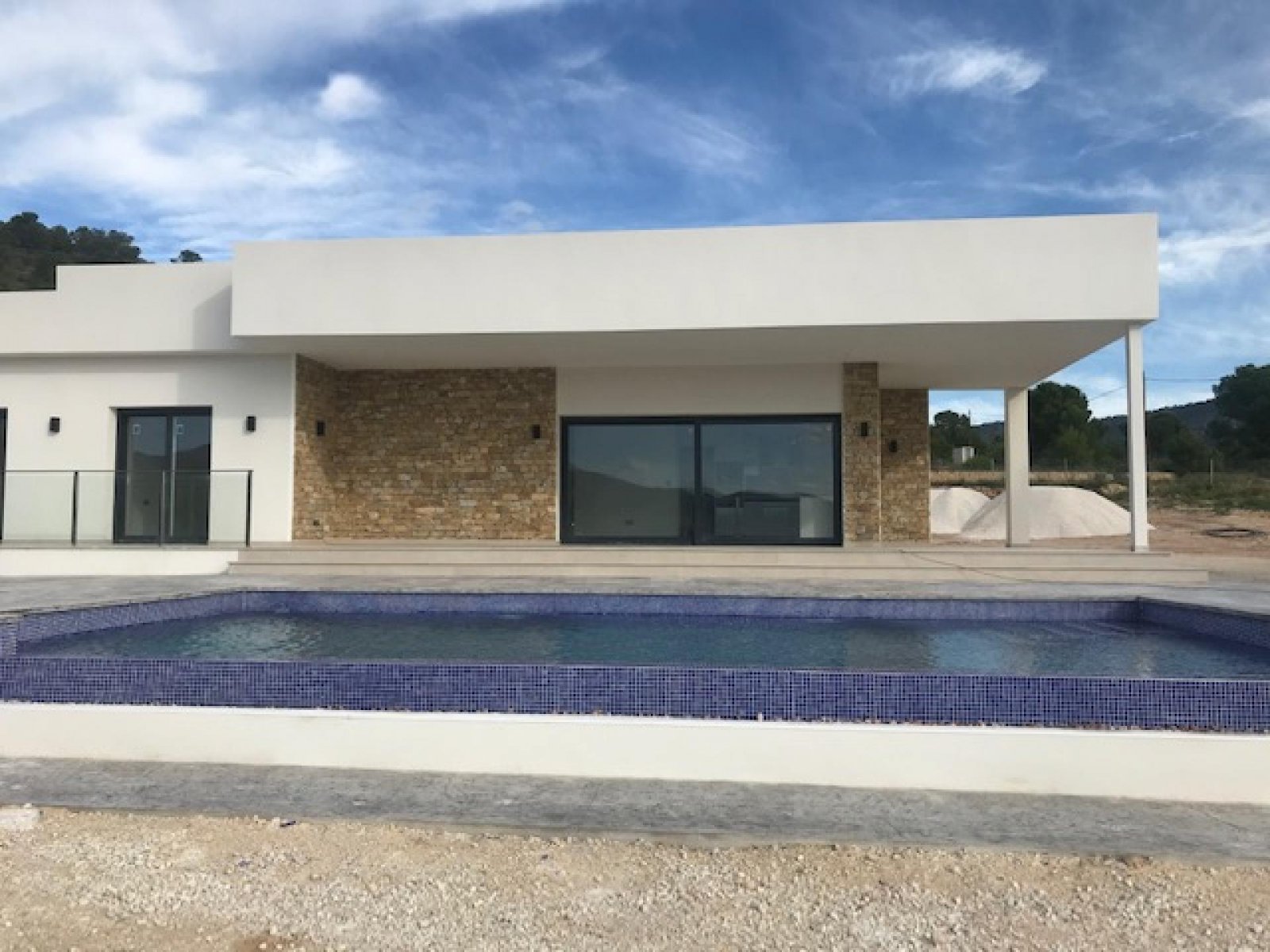 Moderne Villa mit Infinity-Pool und Garage