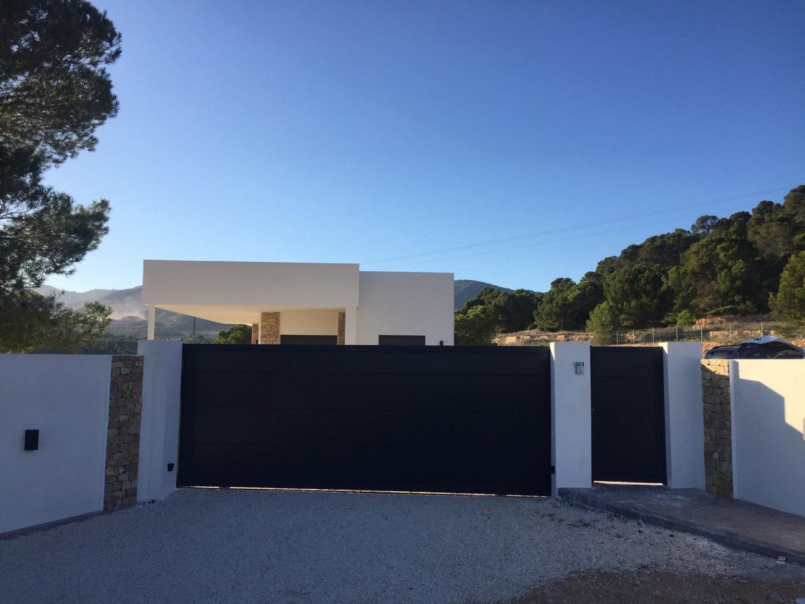 Moderne Villa mit Infinity-Pool und Garage