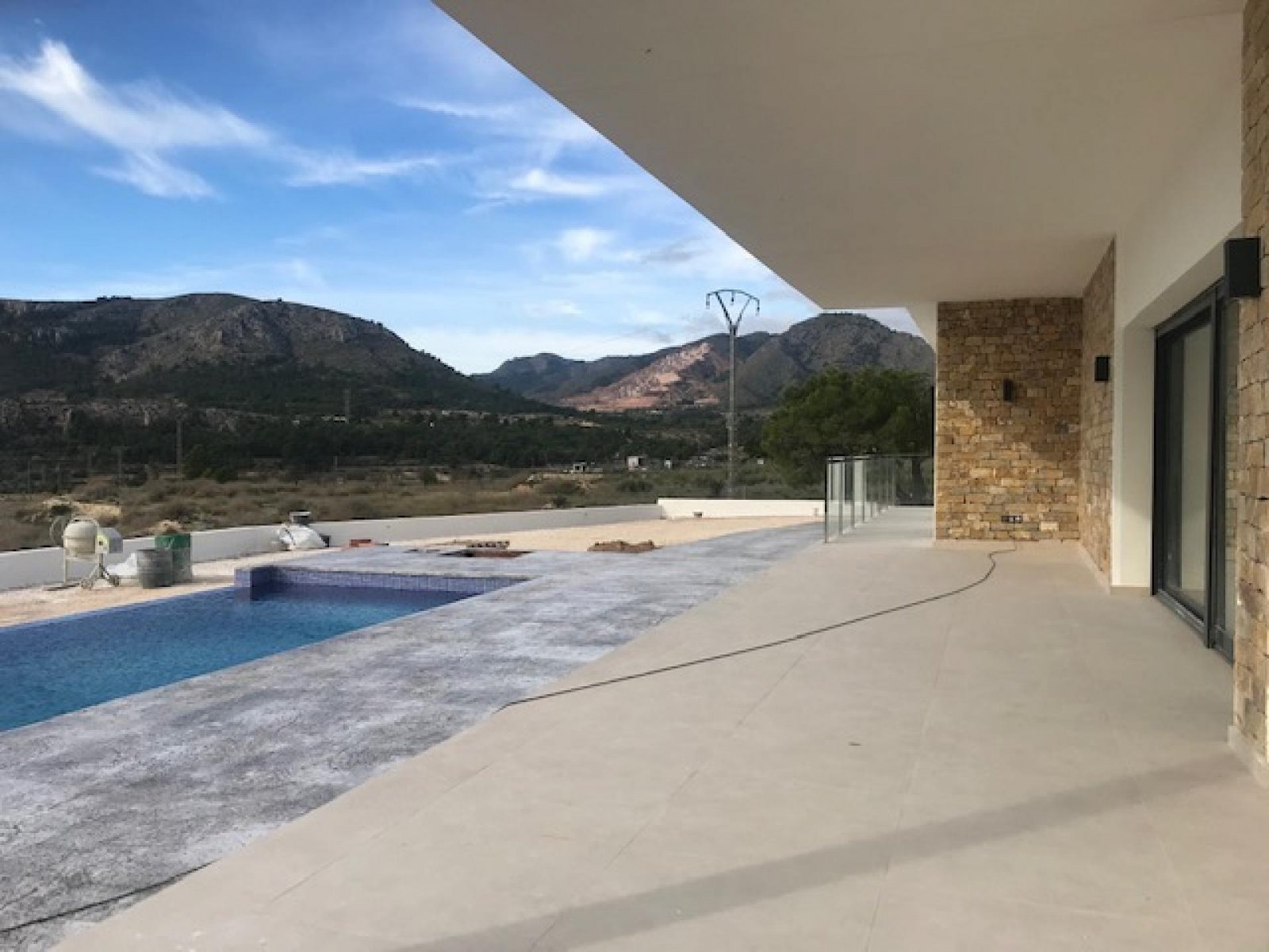 Moderne Villa mit Infinity-Pool und Garage