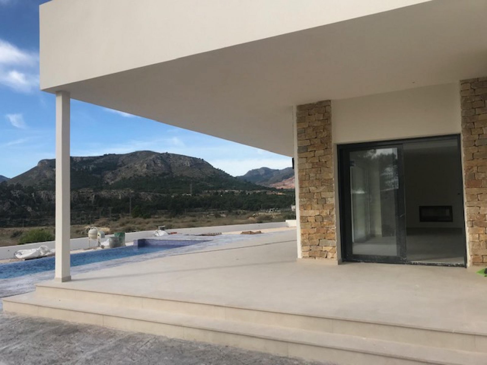 Moderne Villa mit Infinity-Pool und Garage