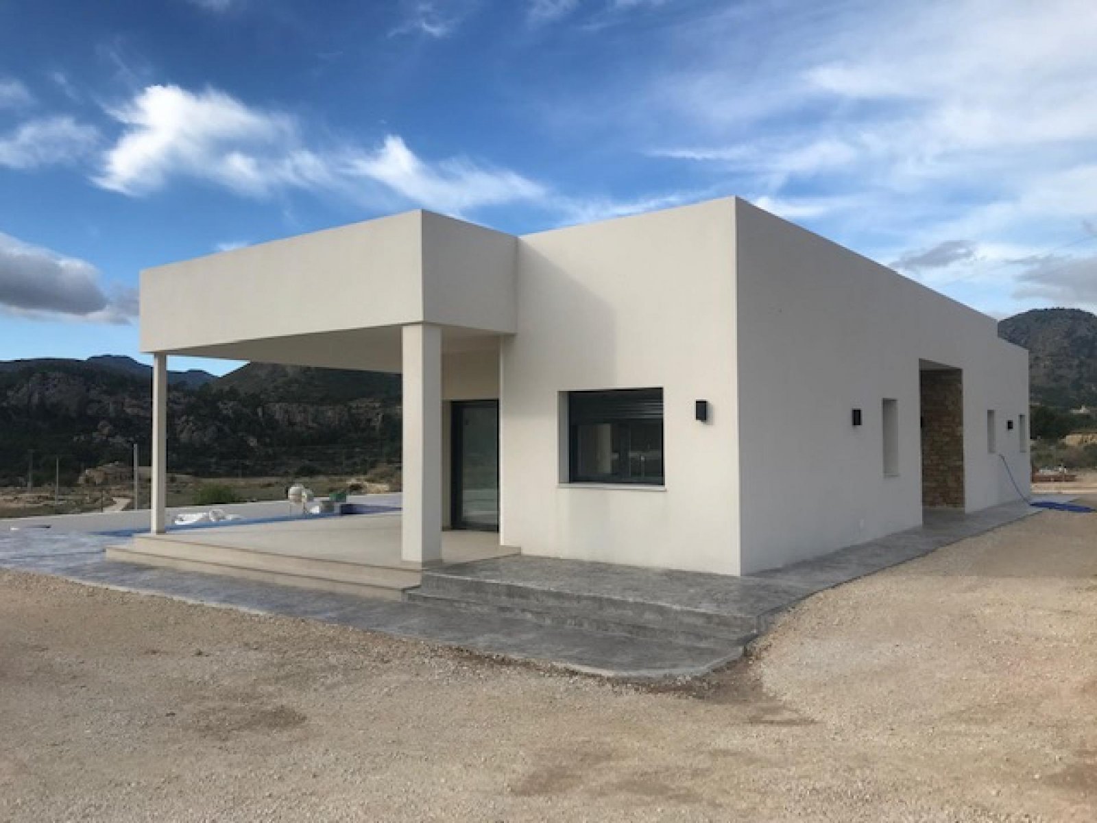 Moderne Villa mit Infinity-Pool und Garage