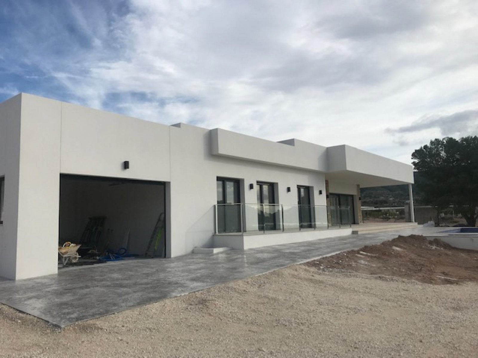 Moderne Villa mit Infinity-Pool und Garage