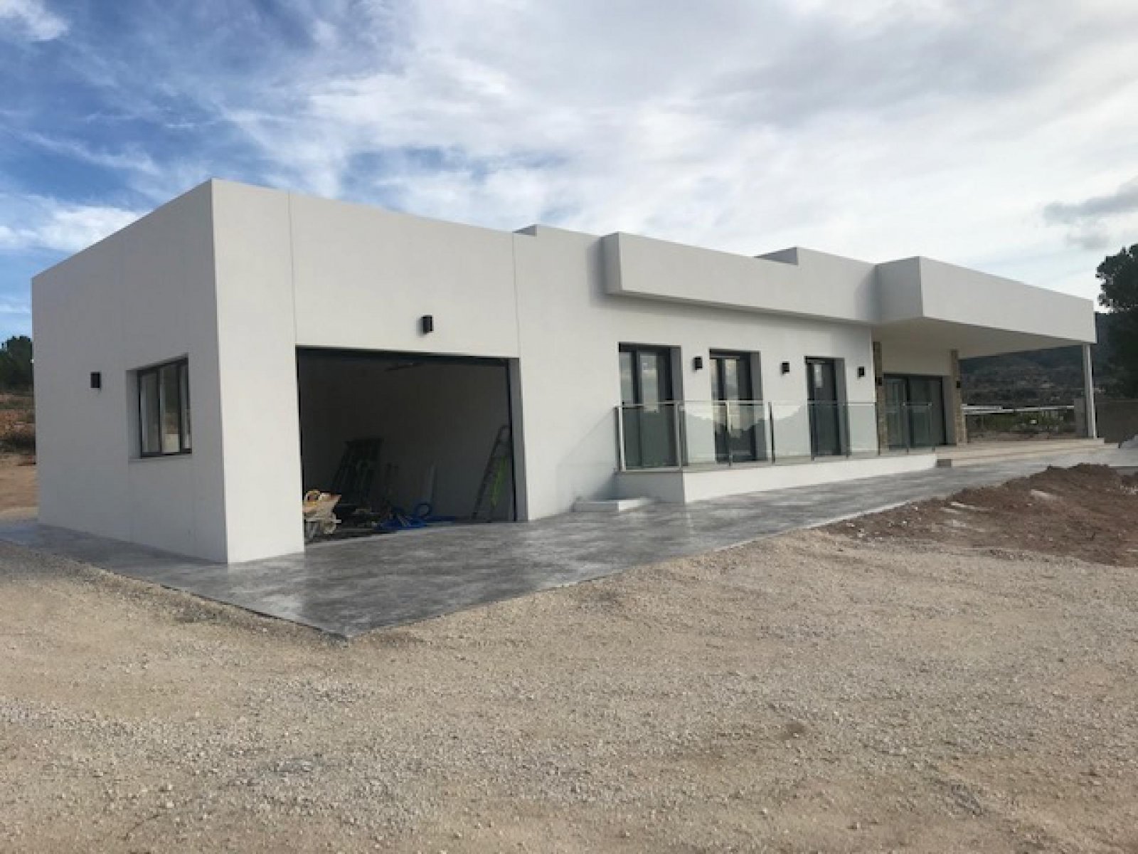 Moderne Villa mit Infinity-Pool und Garage