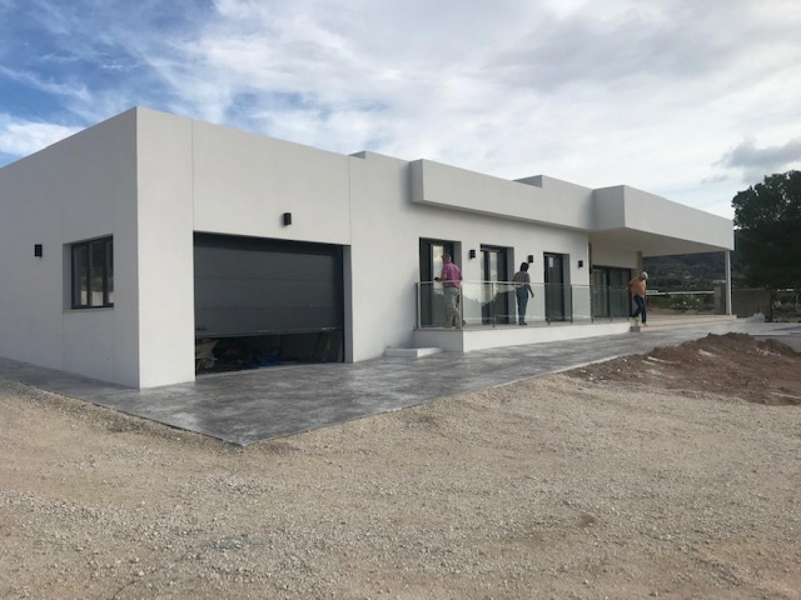 Moderne Villa mit Infinity-Pool und Garage