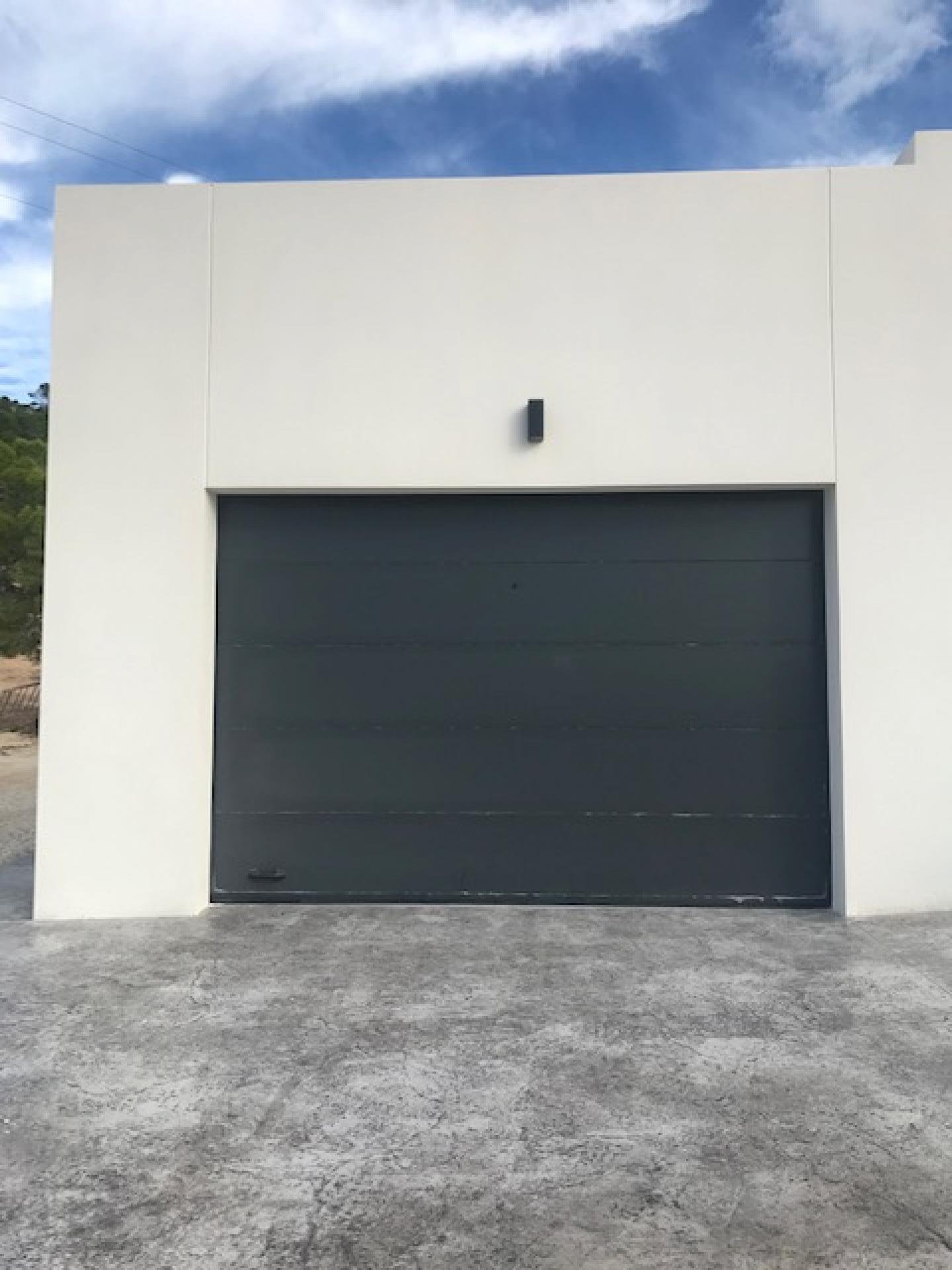 Moderne Villa mit Infinity-Pool und Garage