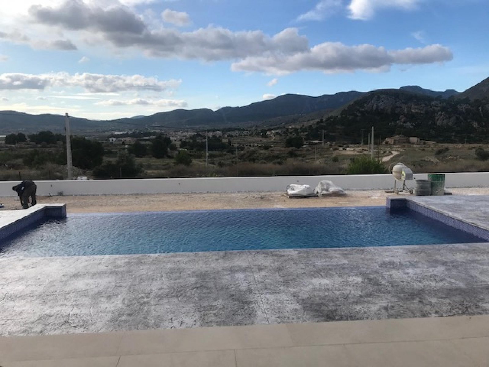 Moderne Villa mit Infinity-Pool und Garage