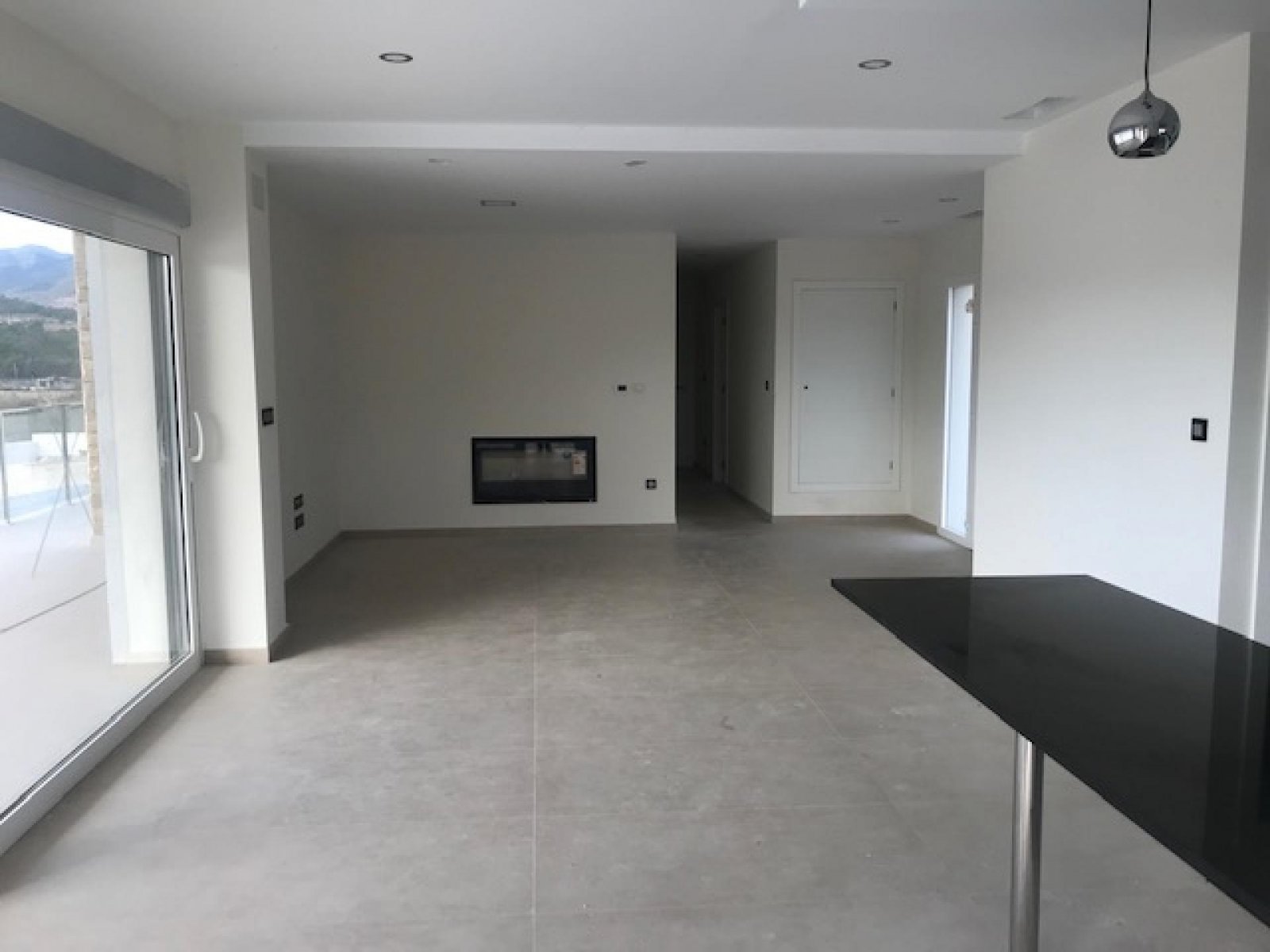 Moderne Villa mit Infinity-Pool und Garage
