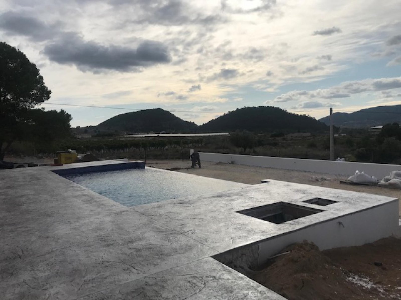 Moderne Villa mit Infinity-Pool und Garage