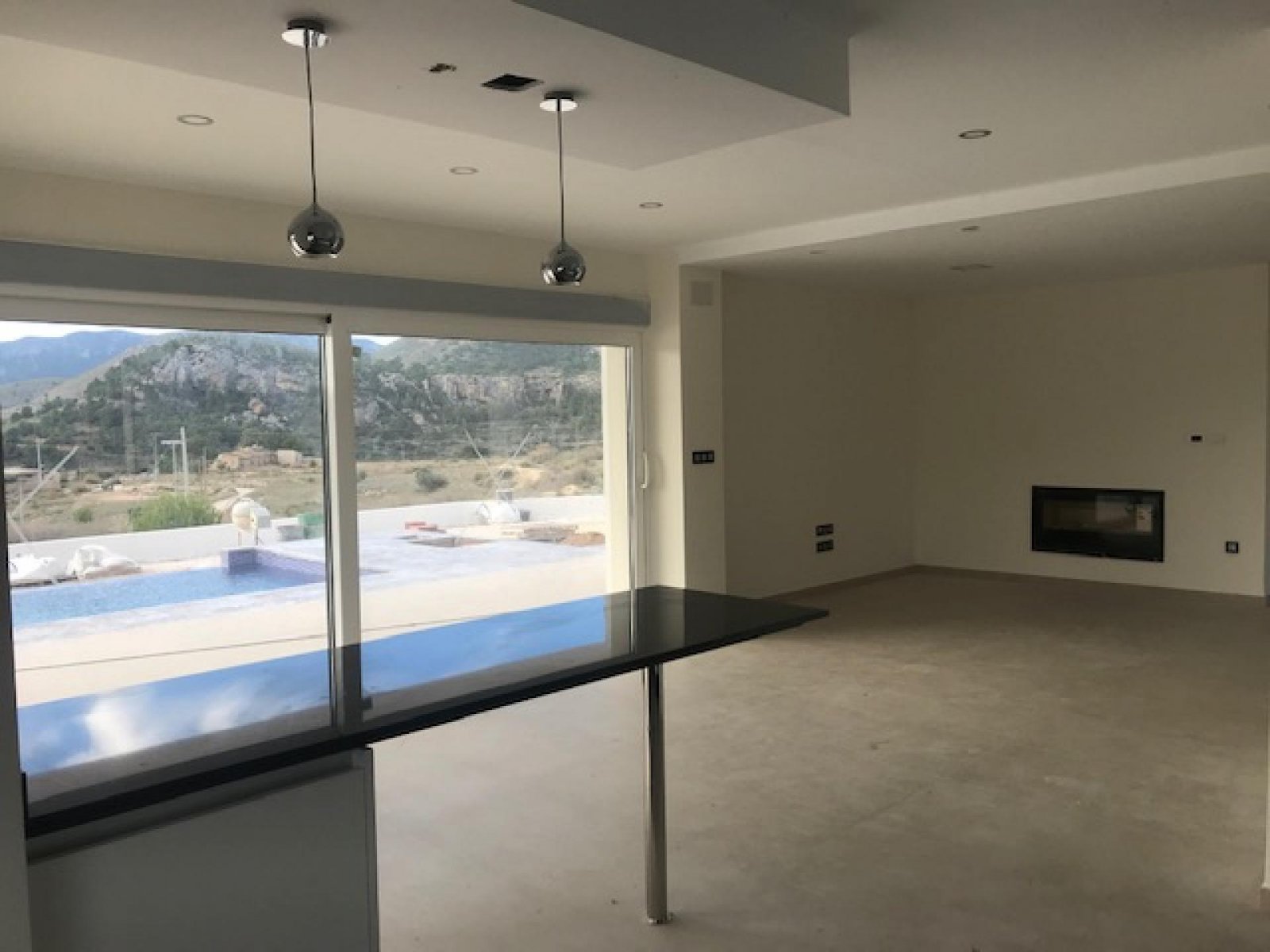 Moderne Villa mit Infinity-Pool und Garage