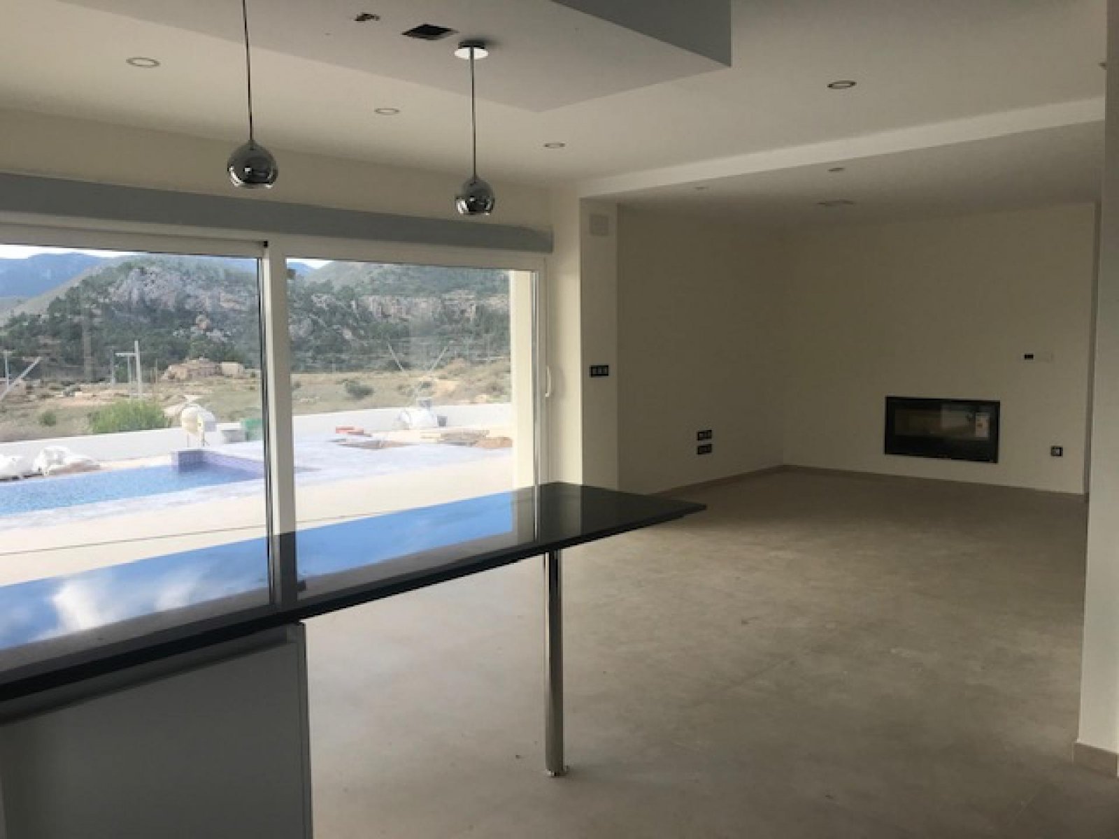 Moderne Villa mit Infinity-Pool und Garage