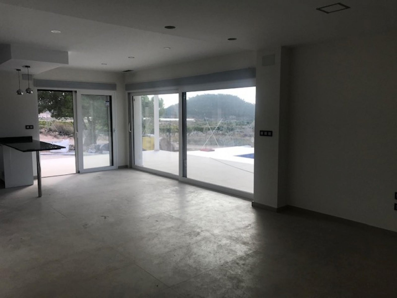 Moderne Villa mit Infinity-Pool und Garage