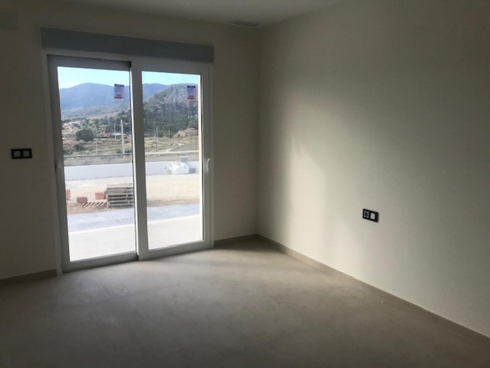 Moderne Villa mit Infinity-Pool und Garage