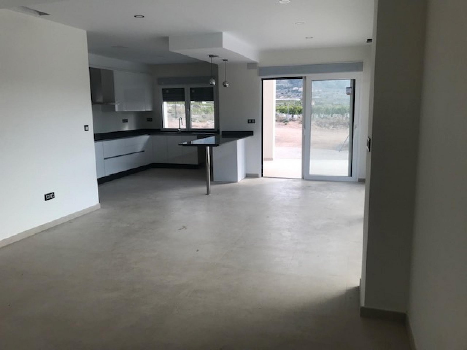 Moderne Villa mit Infinity-Pool und Garage