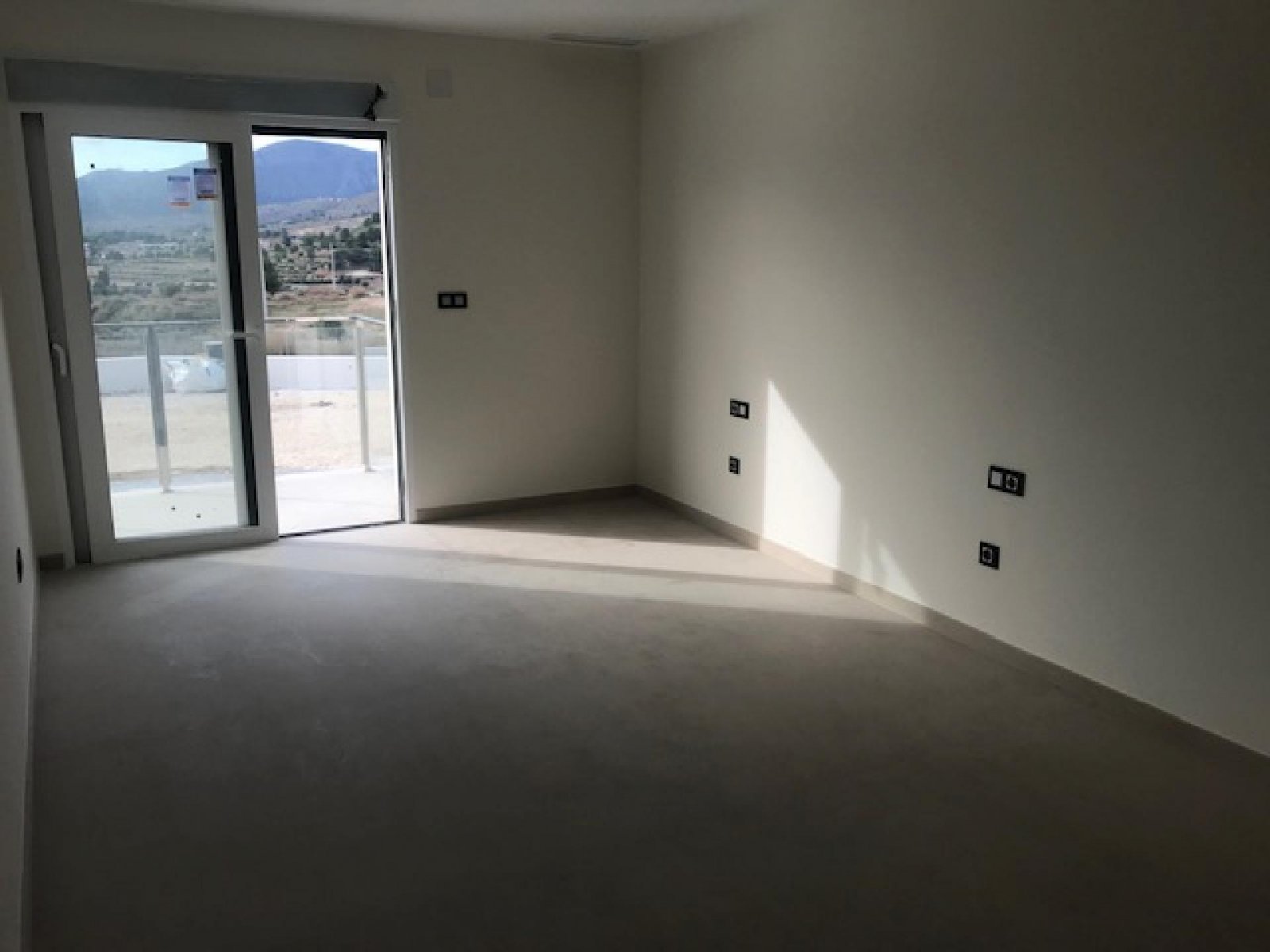 Moderne Villa mit Infinity-Pool und Garage