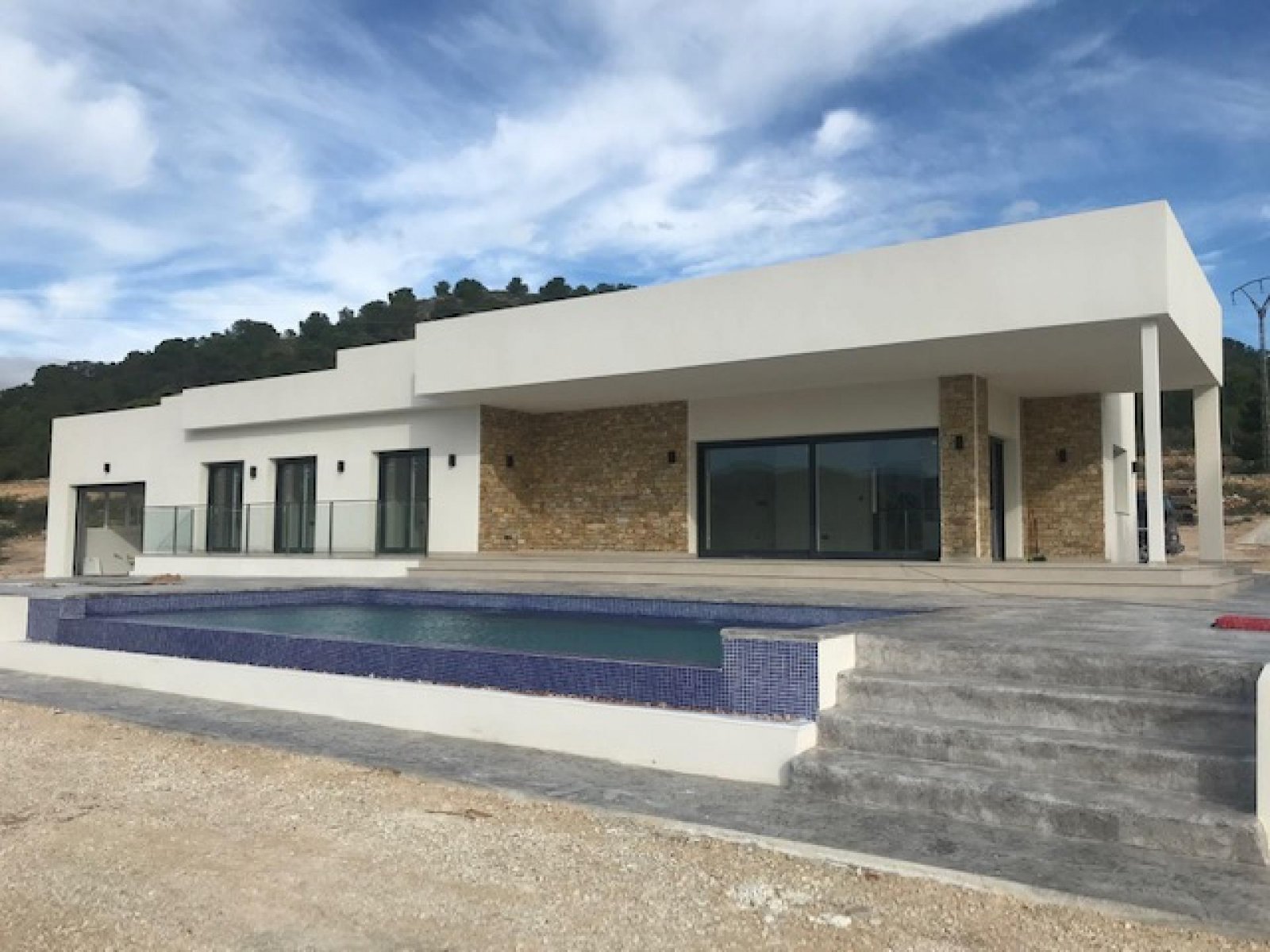Moderne Villa mit Infinity-Pool und Garage