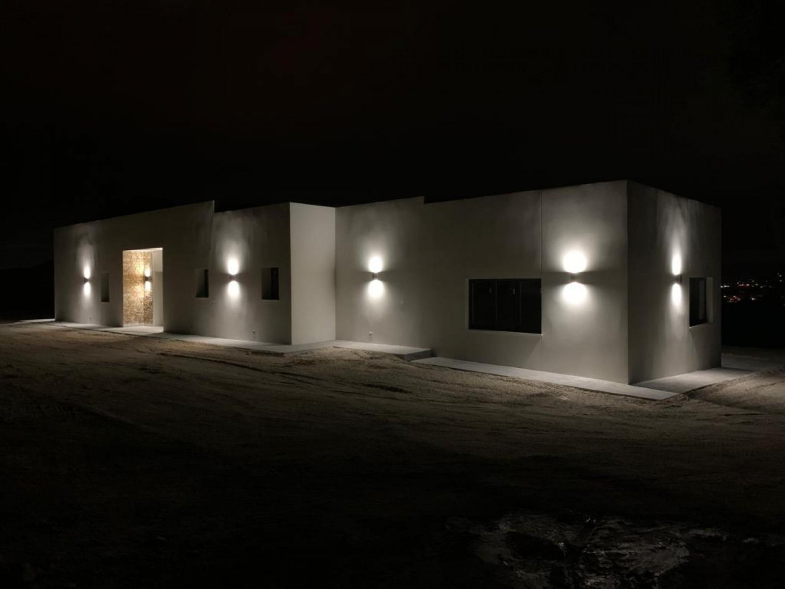 Moderne Villa mit Infinity-Pool und Garage
