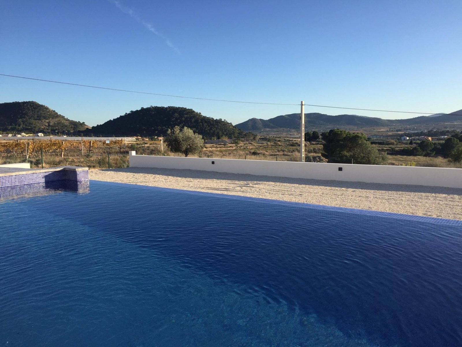 Moderne Villa mit Infinity-Pool und Garage