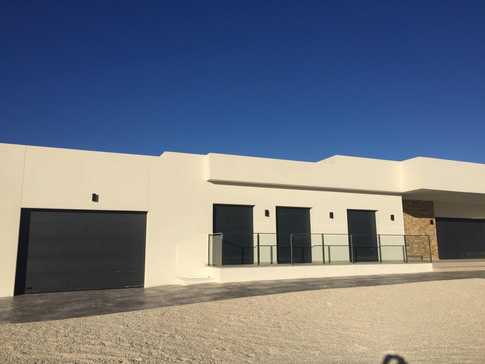 Moderne Villa mit Infinity-Pool und Garage